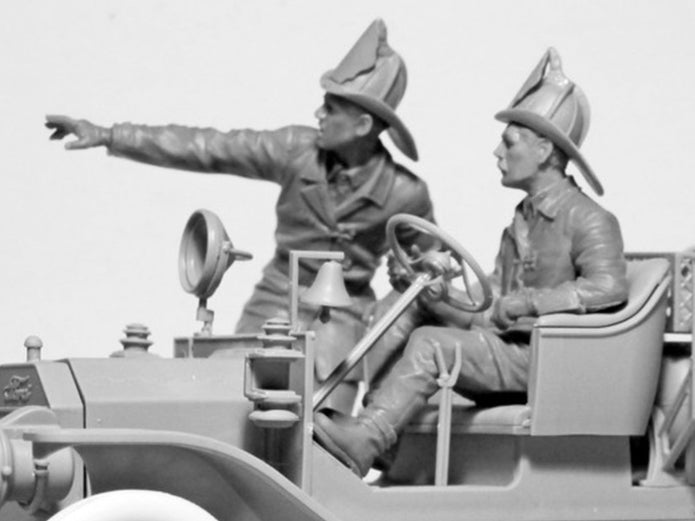 ICM 24006 Plastic figures model kit Scale 1:24 American Fire Truck Crew (1910s)
