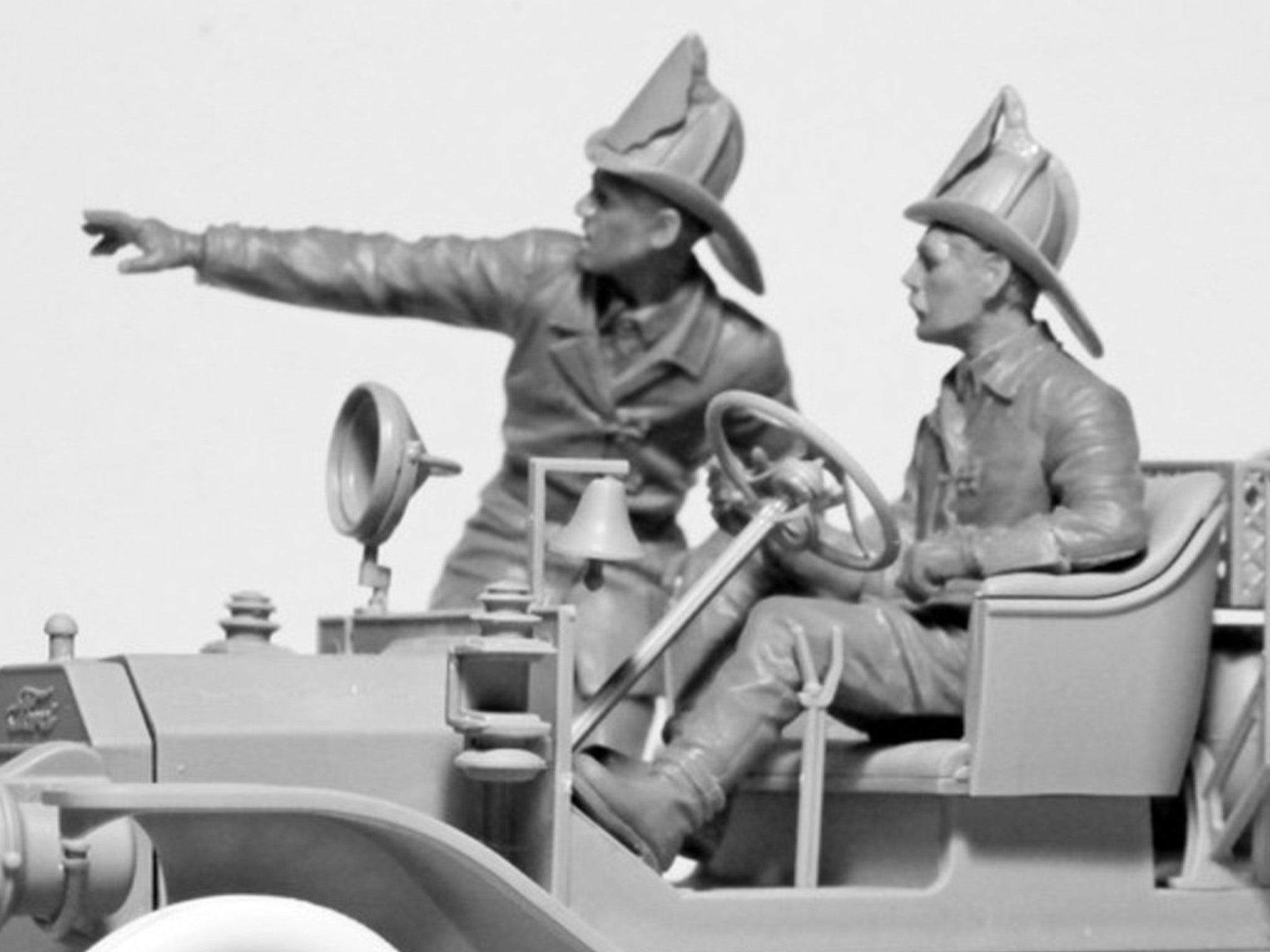 ICM 24006 Plastic figures model kit Scale 1:24 American Fire Truck Crew (1910s)