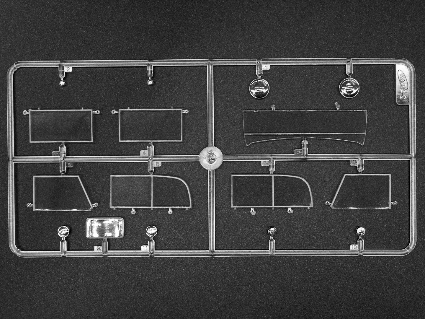 ICM 24012 Plastic model 1:24 Typ G4 with open cover, WWII German personnel car
