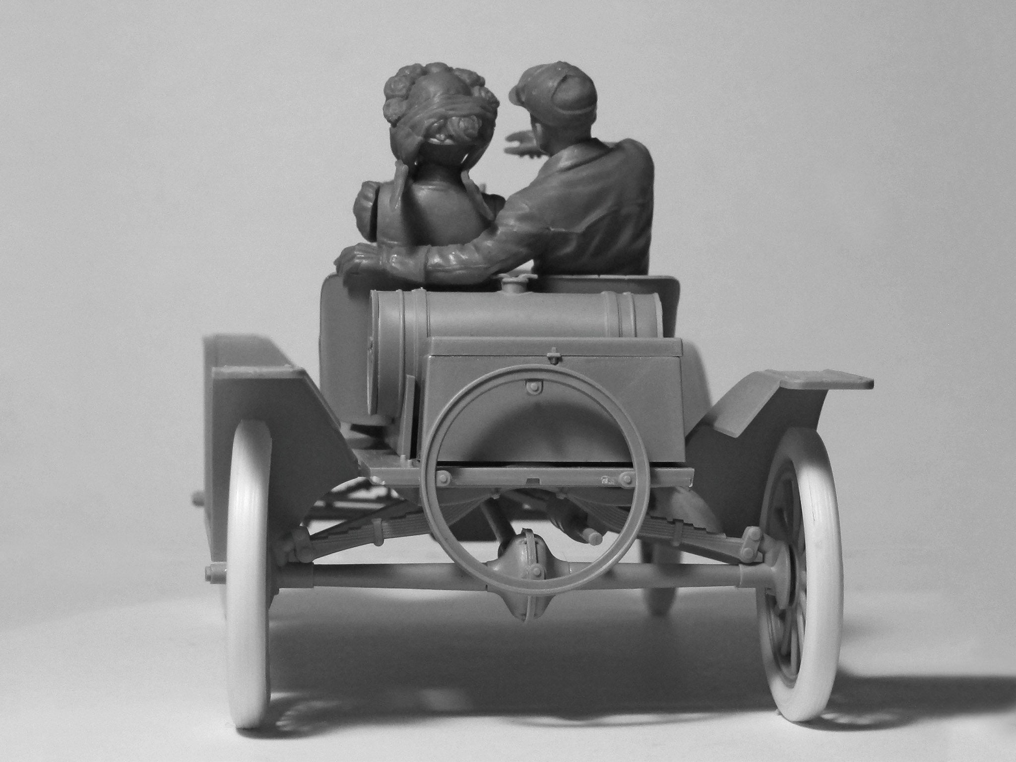 ICM 24014 Plastic model figures kit Scale 1:24 American Sport Car Drivers 1910s