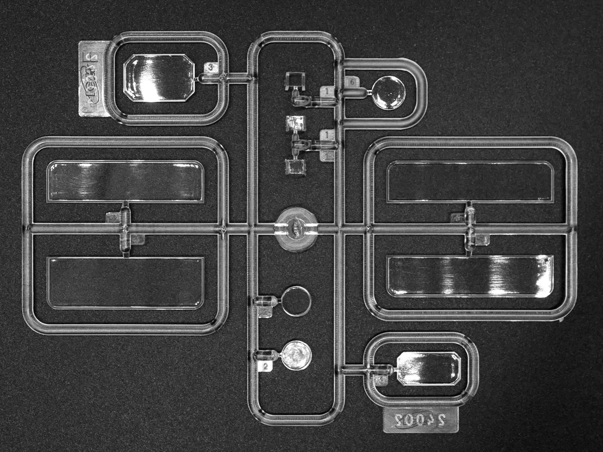 ICM 24017 Plastic model Truck  kit Scale 1:24 Model T 1914 Fire Truck with Crew