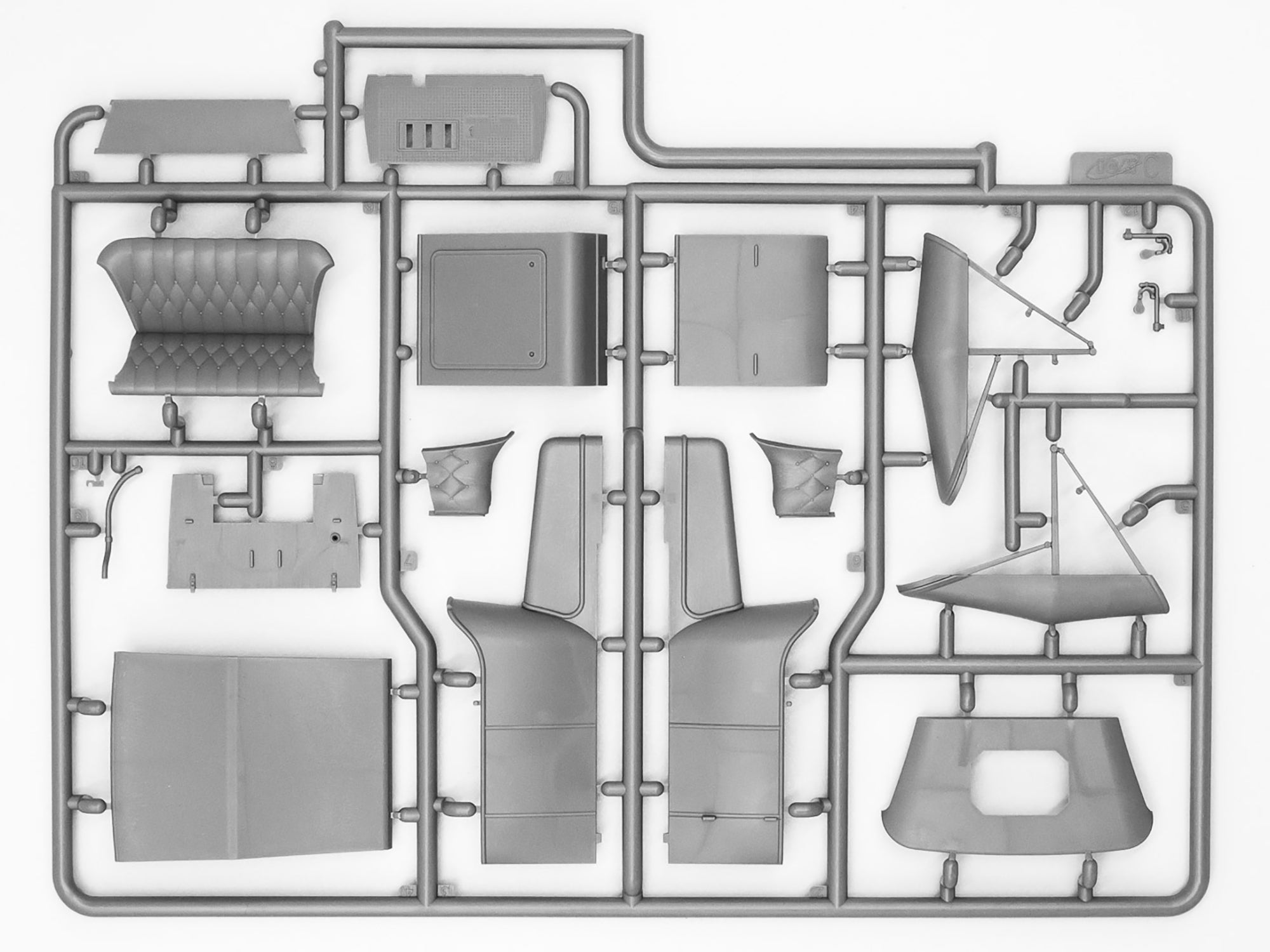ICM 24017 Plastic model Truck  kit Scale 1:24 Model T 1914 Fire Truck with Crew