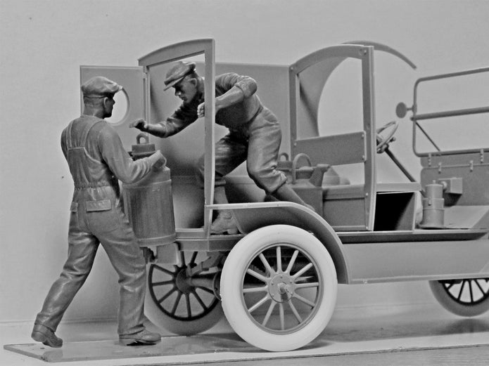 ICM 24018 Plastic model kit Scale 1:24 American Gasoline Loaders 1910s 2 figures