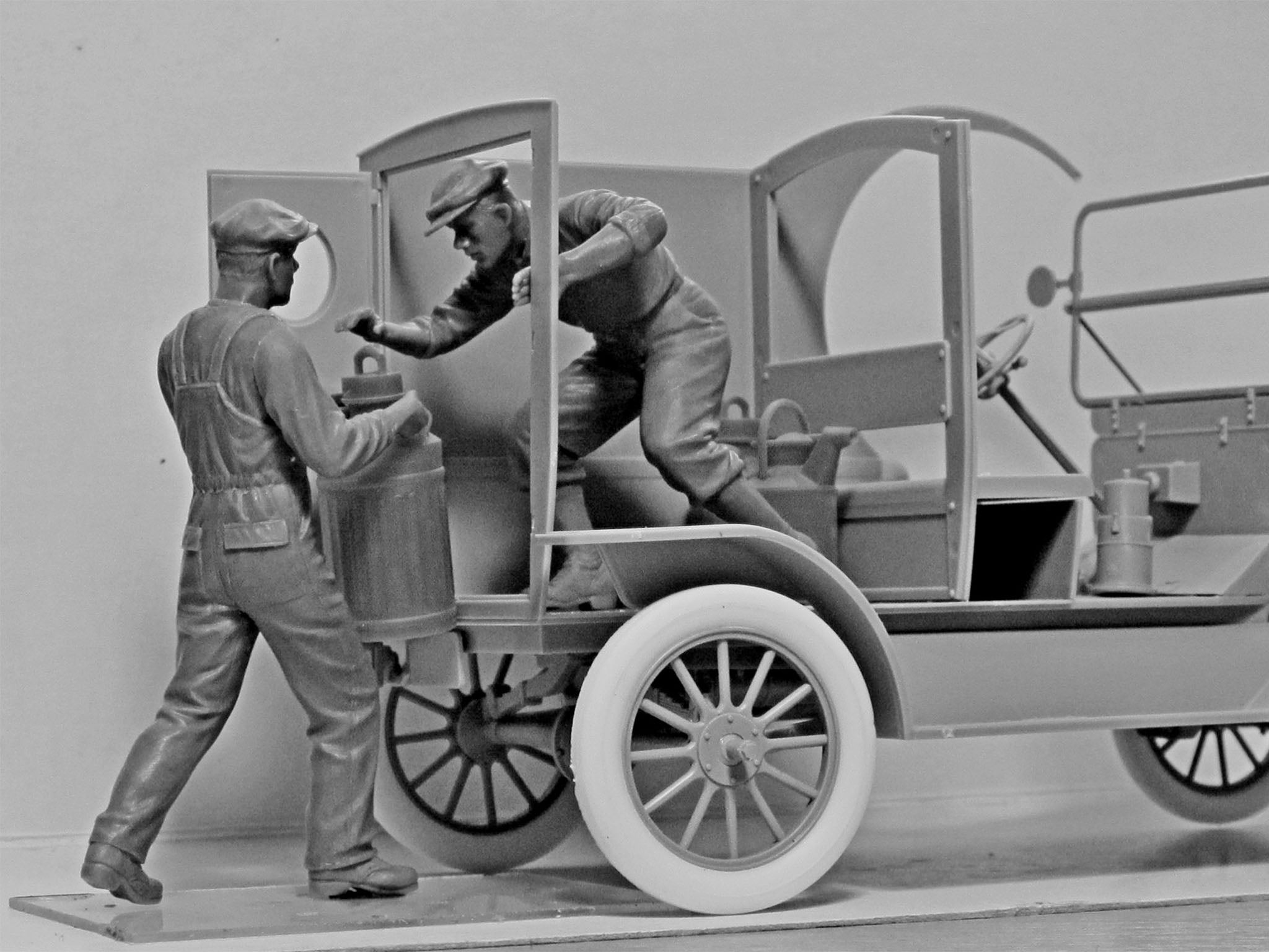 ICM 24018 Plastic model kit Scale 1:24 American Gasoline Loaders 1910s 2 figures