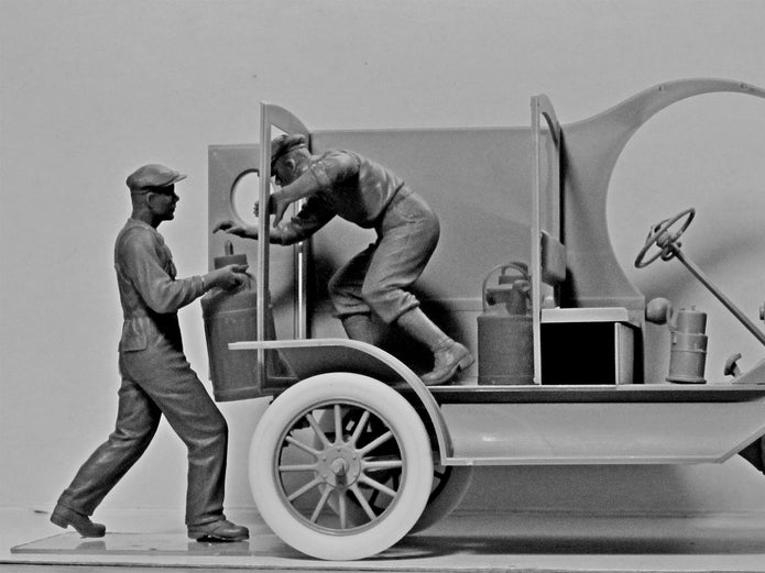 ICM 24018 Plastic model kit Scale 1:24 American Gasoline Loaders 1910s 2 figures
