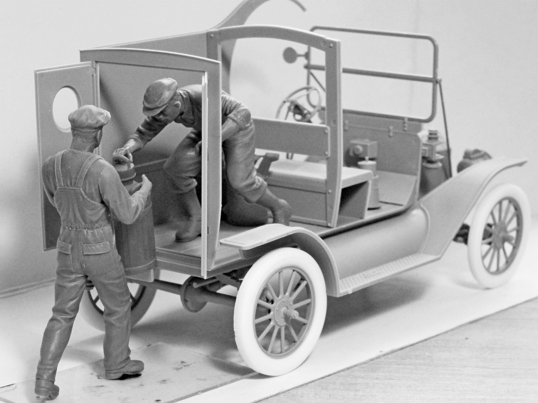 ICM 24018 Plastic model kit Scale 1:24 American Gasoline Loaders 1910s 2 figures