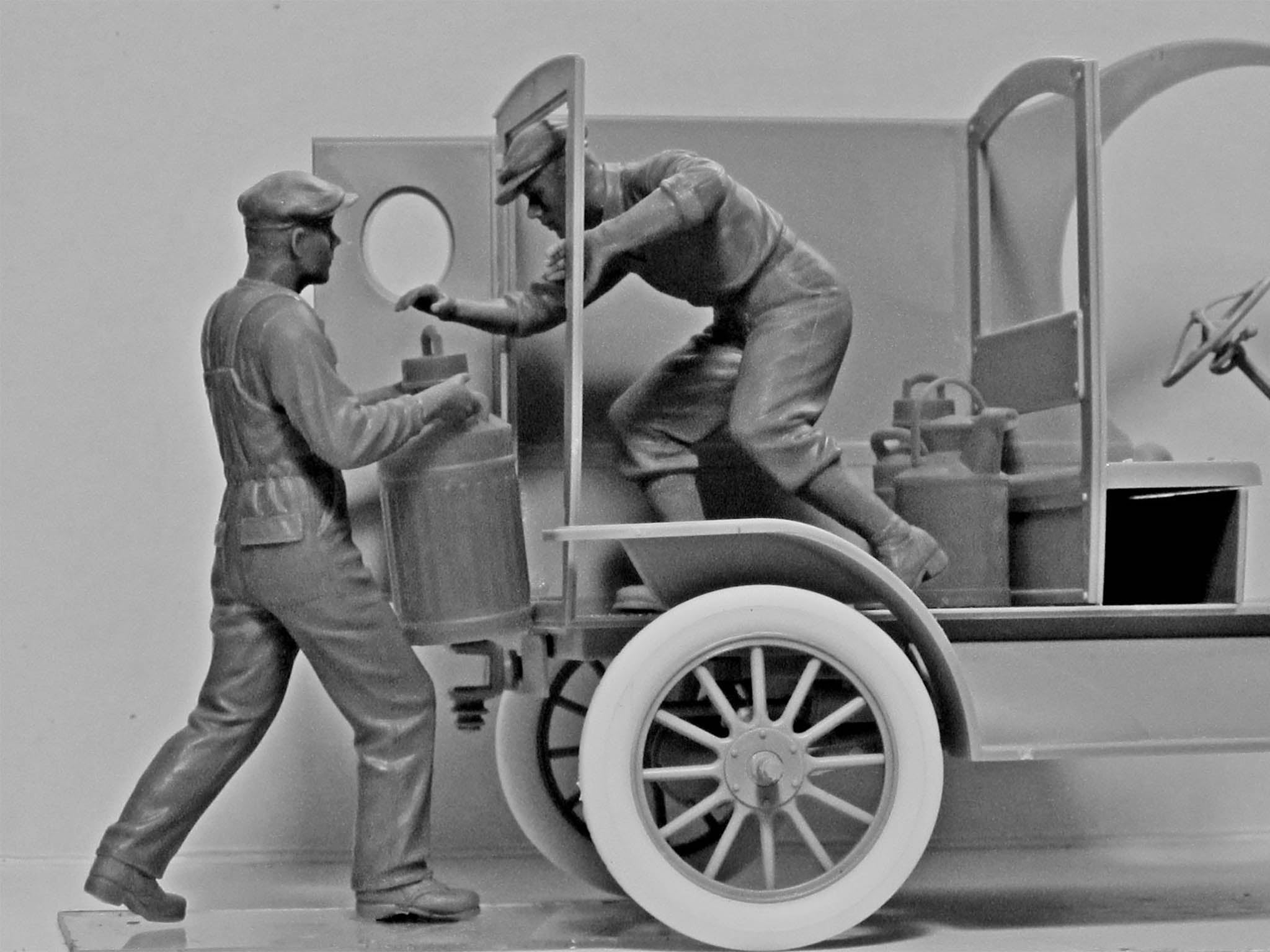 ICM 24018 Plastic model kit Scale 1:24 American Gasoline Loaders 1910s 2 figures