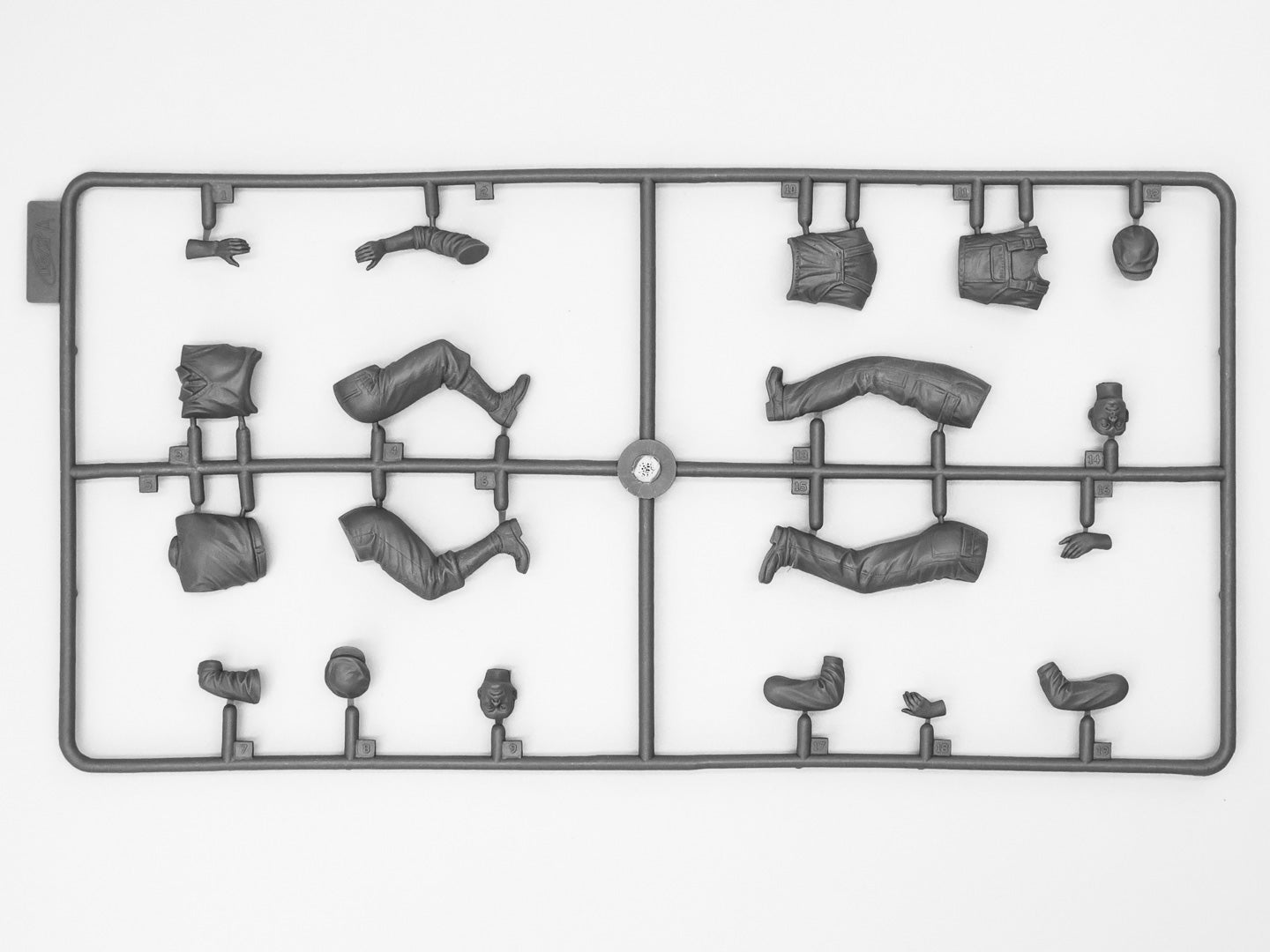 ICM 24019 Scale 1:24 Gasoline delivery, Model T 1912 Delivery Car with American