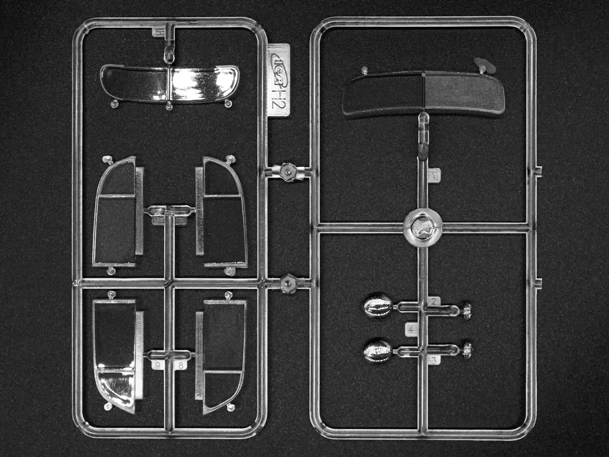 ICM 24023 Plastic model car kit 1:24 Admiral Saloon, WWII German passenger car