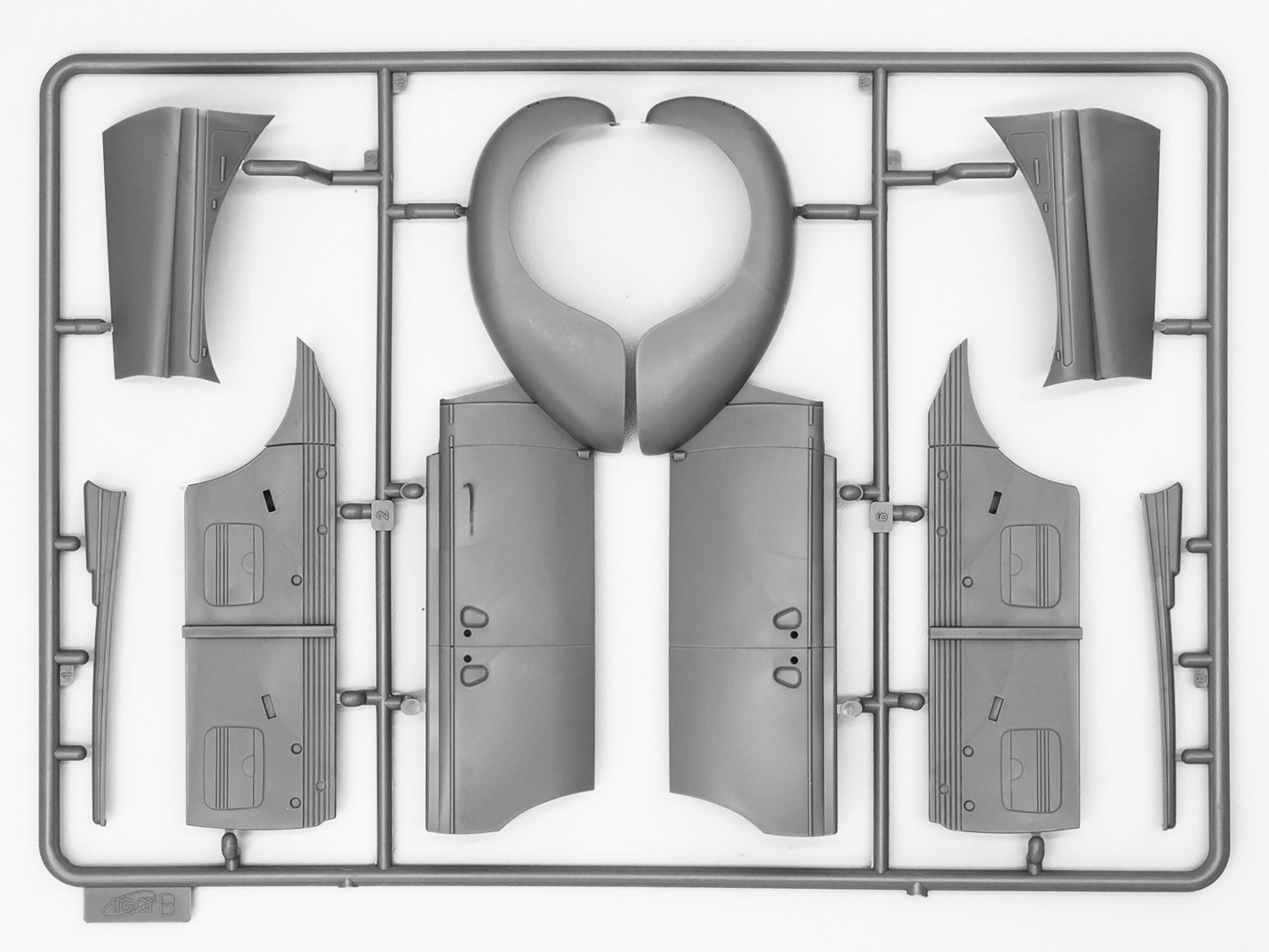 ICM 24023 Plastic model car kit 1:24 Admiral Saloon, WWII German passenger car