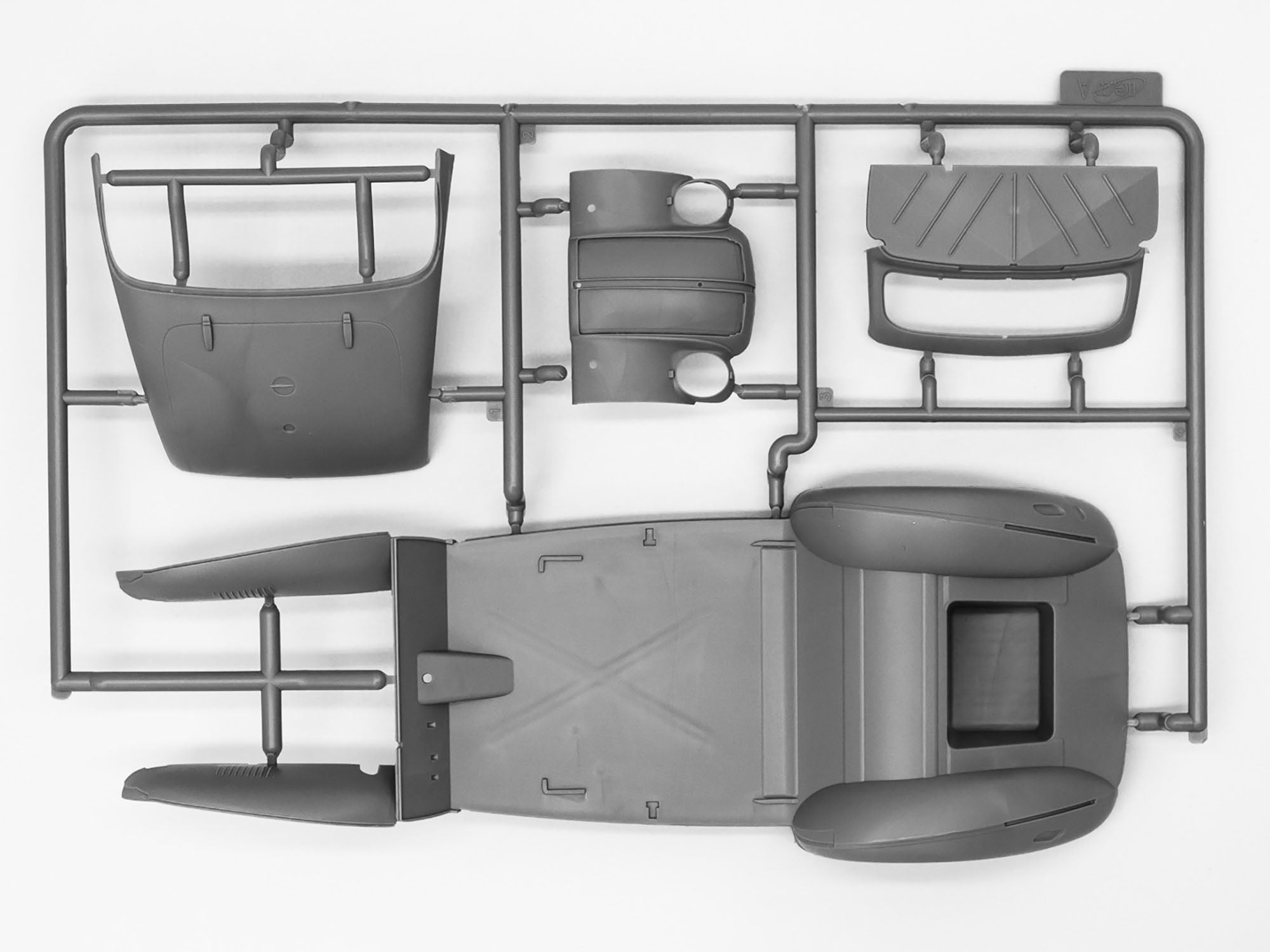 ICM 24023 Plastic model car kit 1:24 Admiral Saloon, WWII German passenger car