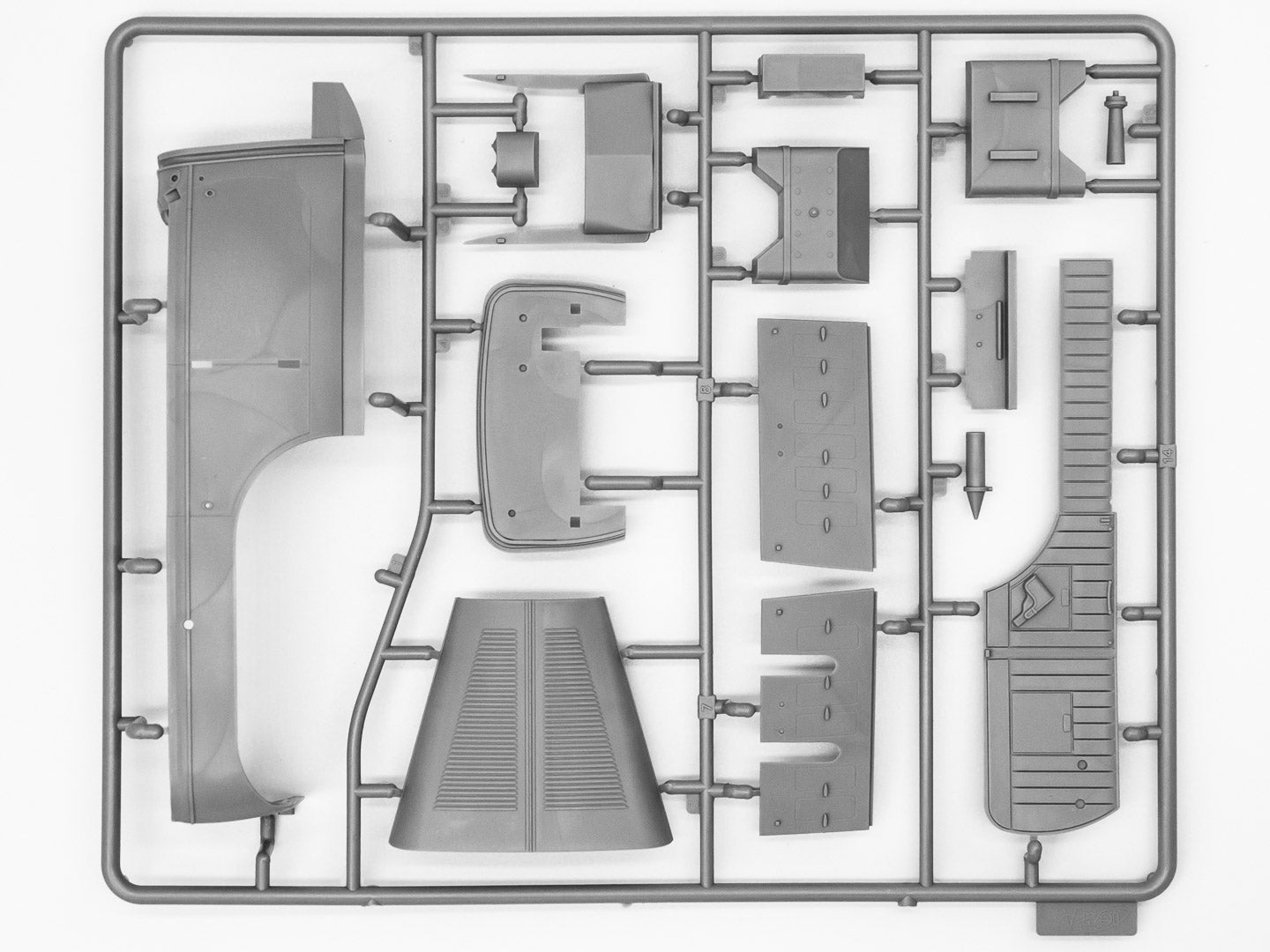 Type G4 with MG 34 and German Staff Personnel Scale 1:24 Plastic Model ICM 24024