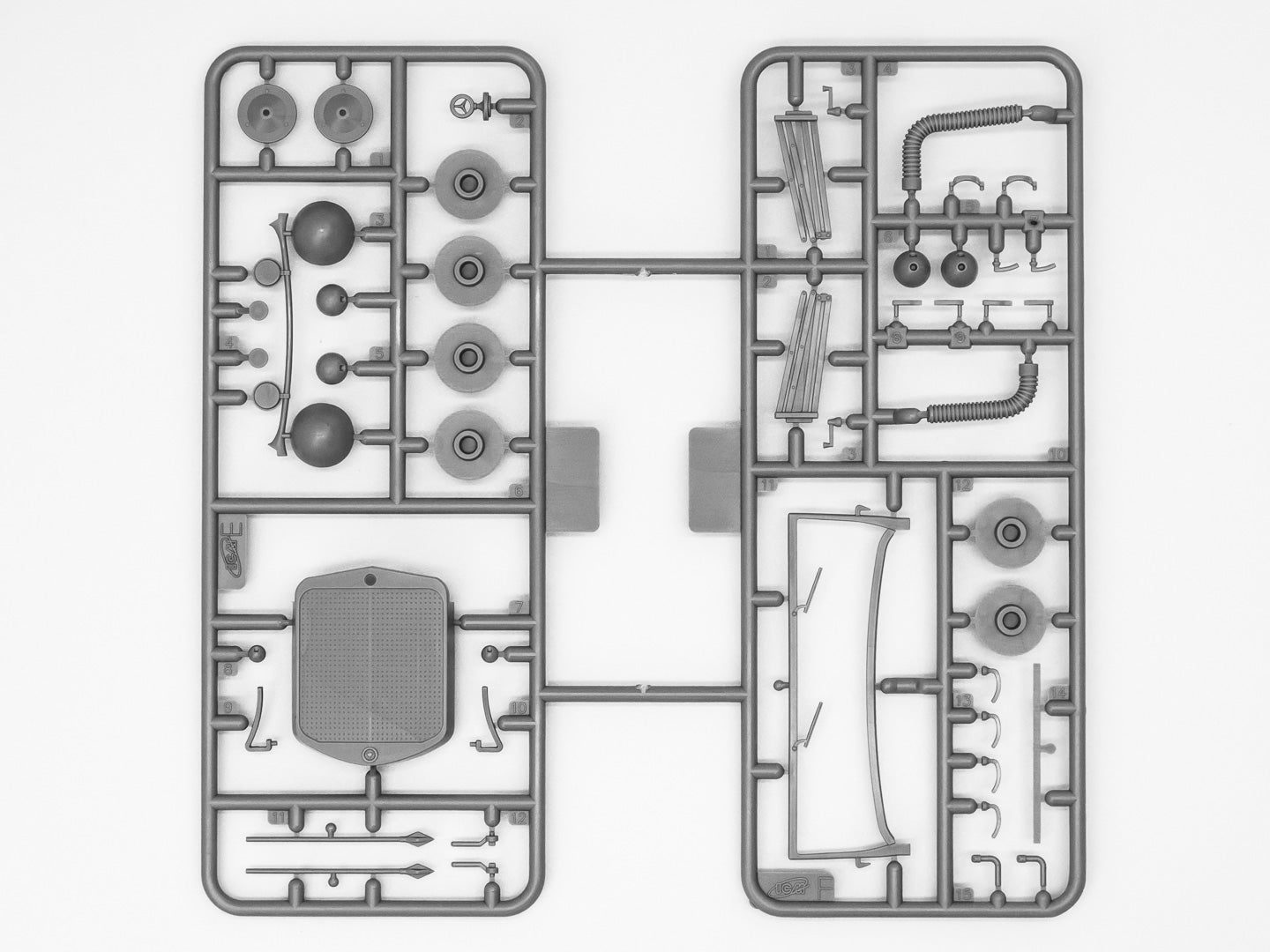 Type G4 with MG 34 and German Staff Personnel Scale 1:24 Plastic Model ICM 24024