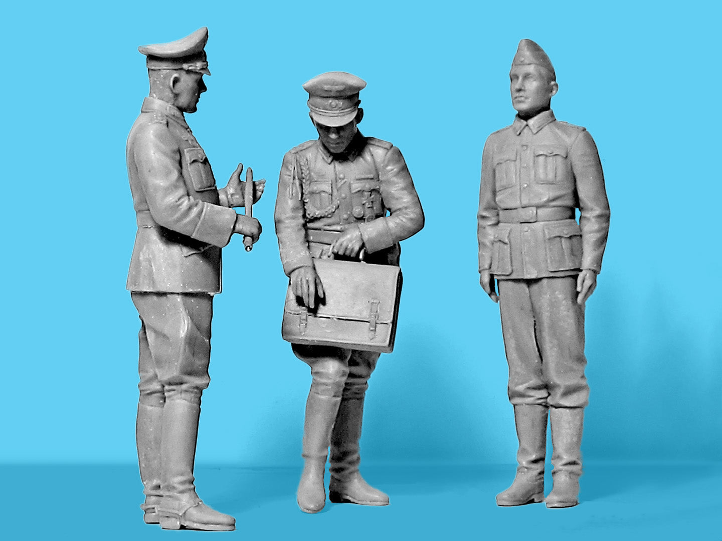 Type G4 with MG 34 and German Staff Personnel Scale 1:24 Plastic Model ICM 24024