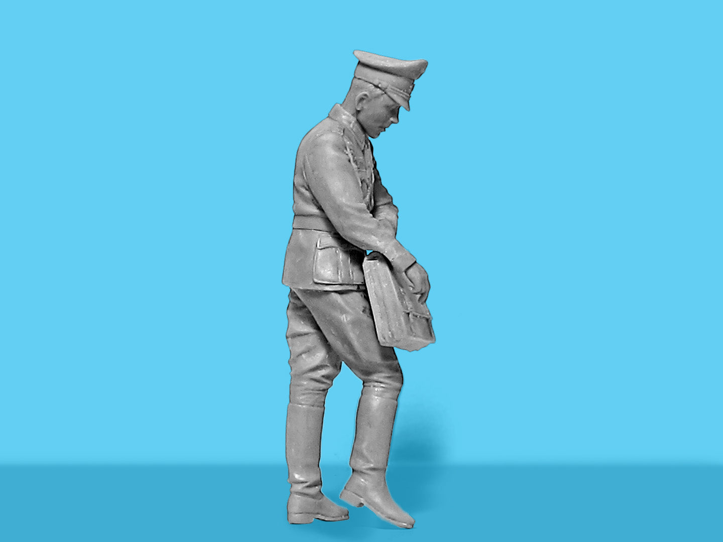 Type G4 with MG 34 and German Staff Personnel Scale 1:24 Plastic Model ICM 24024