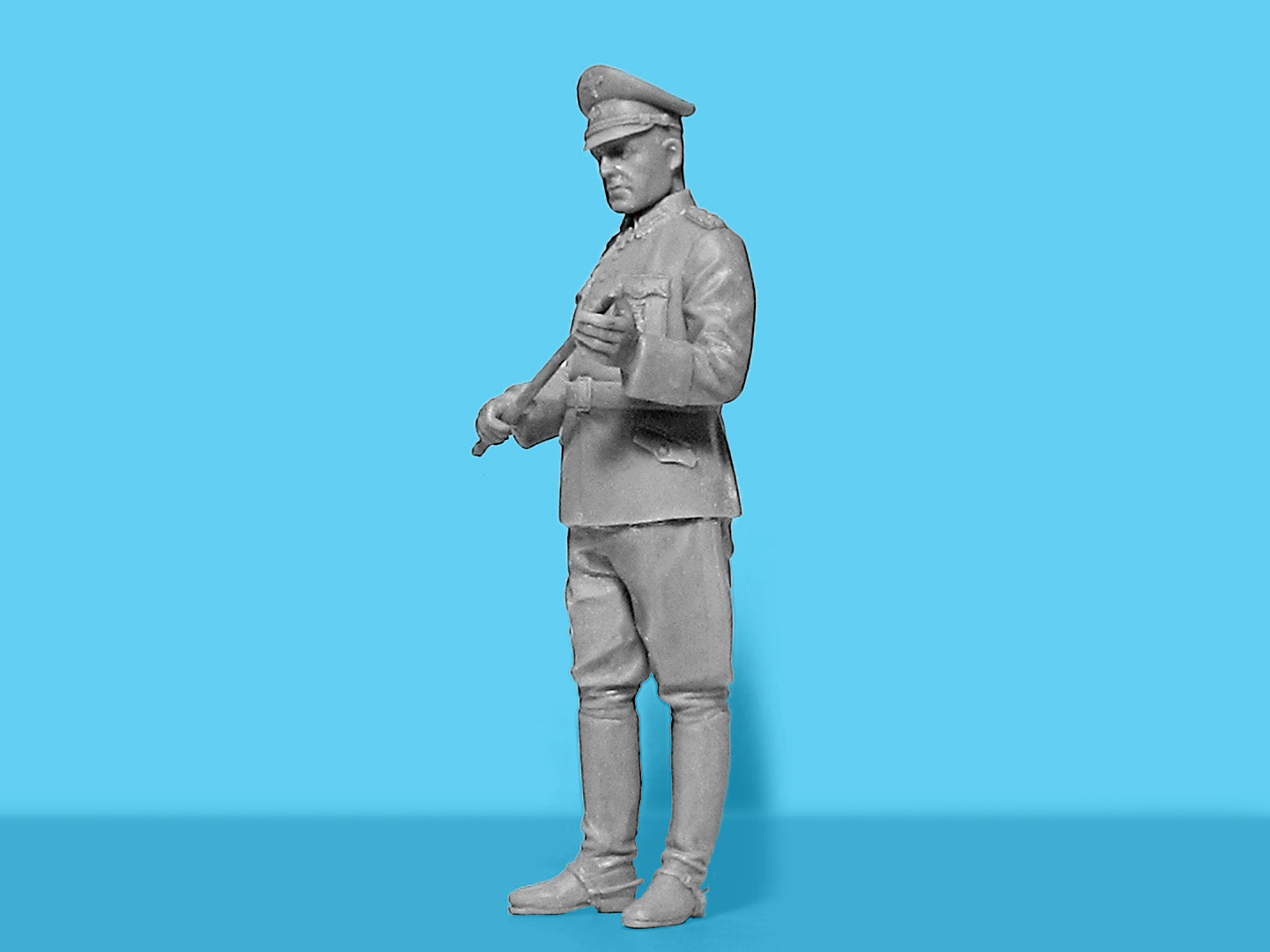 Type G4 with MG 34 and German Staff Personnel Scale 1:24 Plastic Model ICM 24024