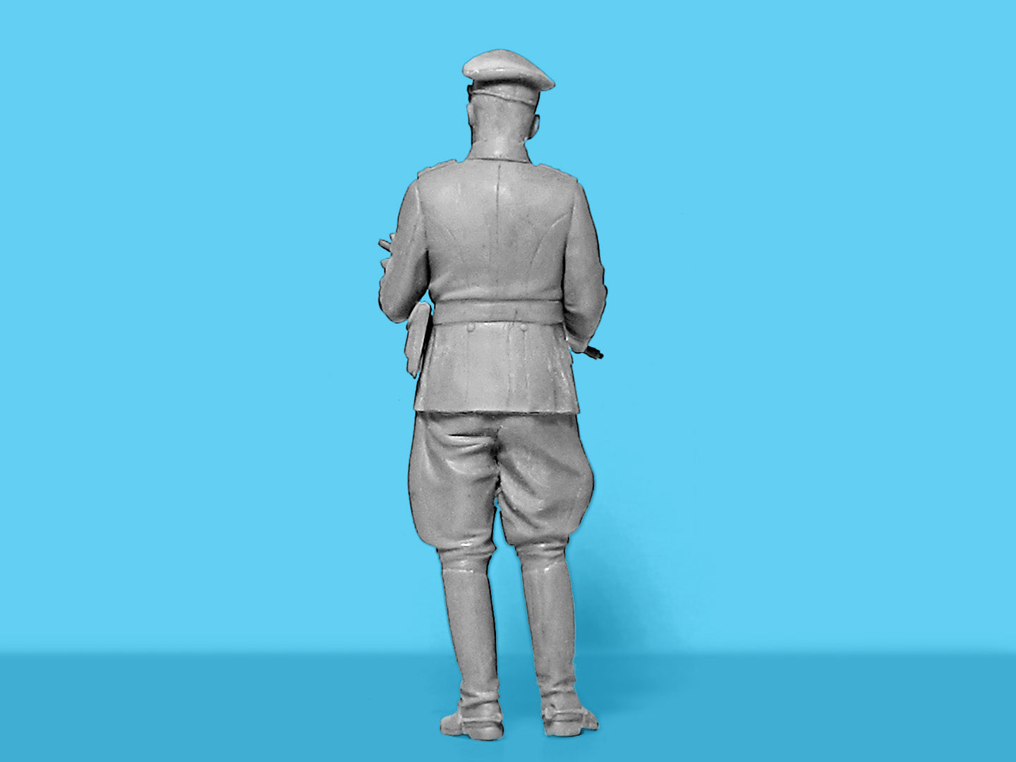 Type G4 with MG 34 and German Staff Personnel Scale 1:24 Plastic Model ICM 24024