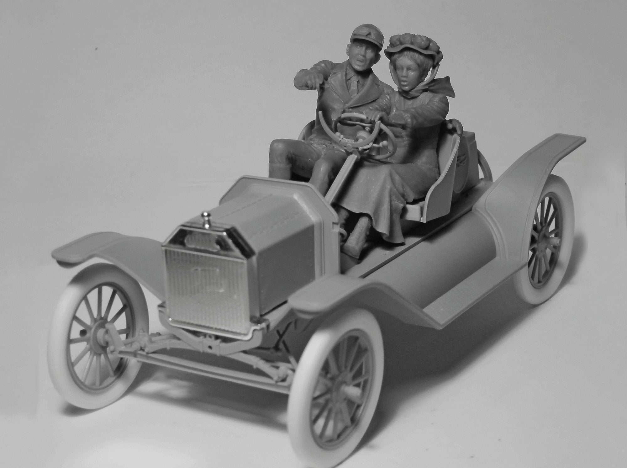 ICM 24026 Scale model 1:24 ModelT 1913 Speedster with American Sport Car Drivers