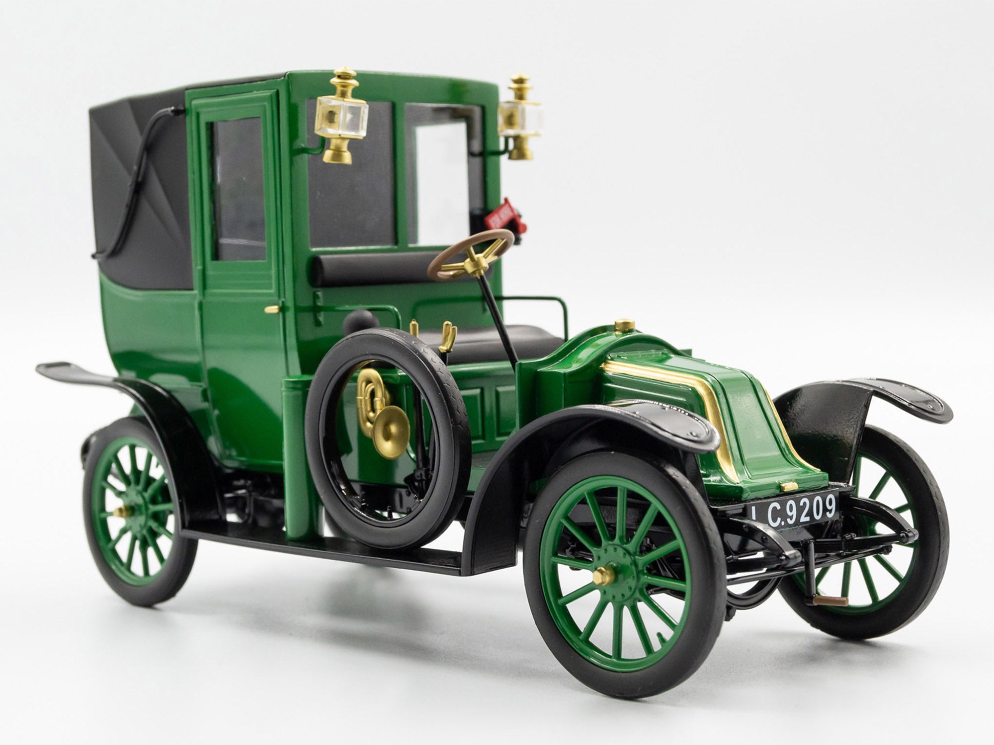 ICM 24031 Plastic model kit Scale 1:24 Type AG 1910 London Taxi - modelling kit