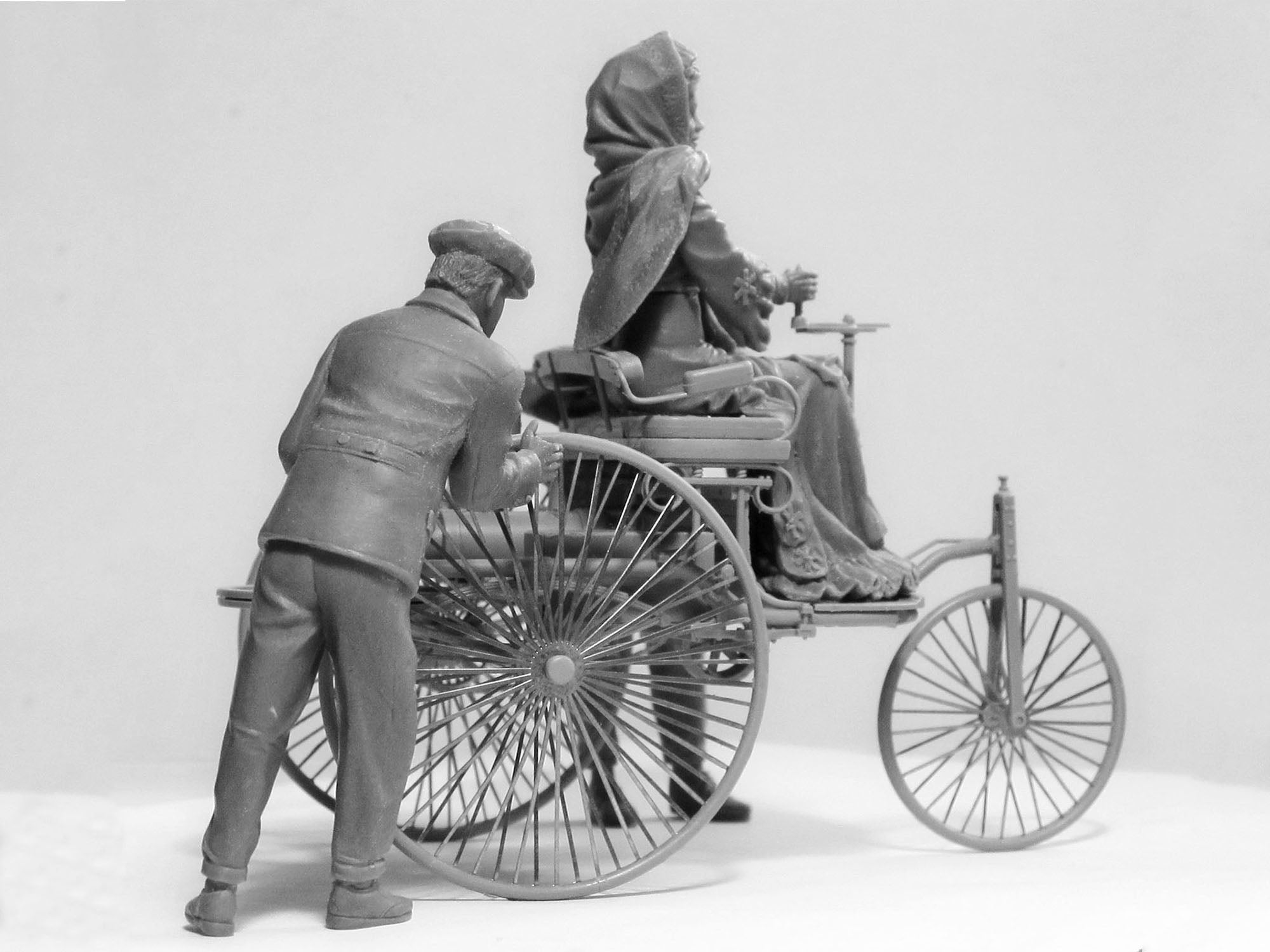 ICM 24041 car plastic models kit Scale 1:24 Patent-Motorwagen 1886+Scale figures