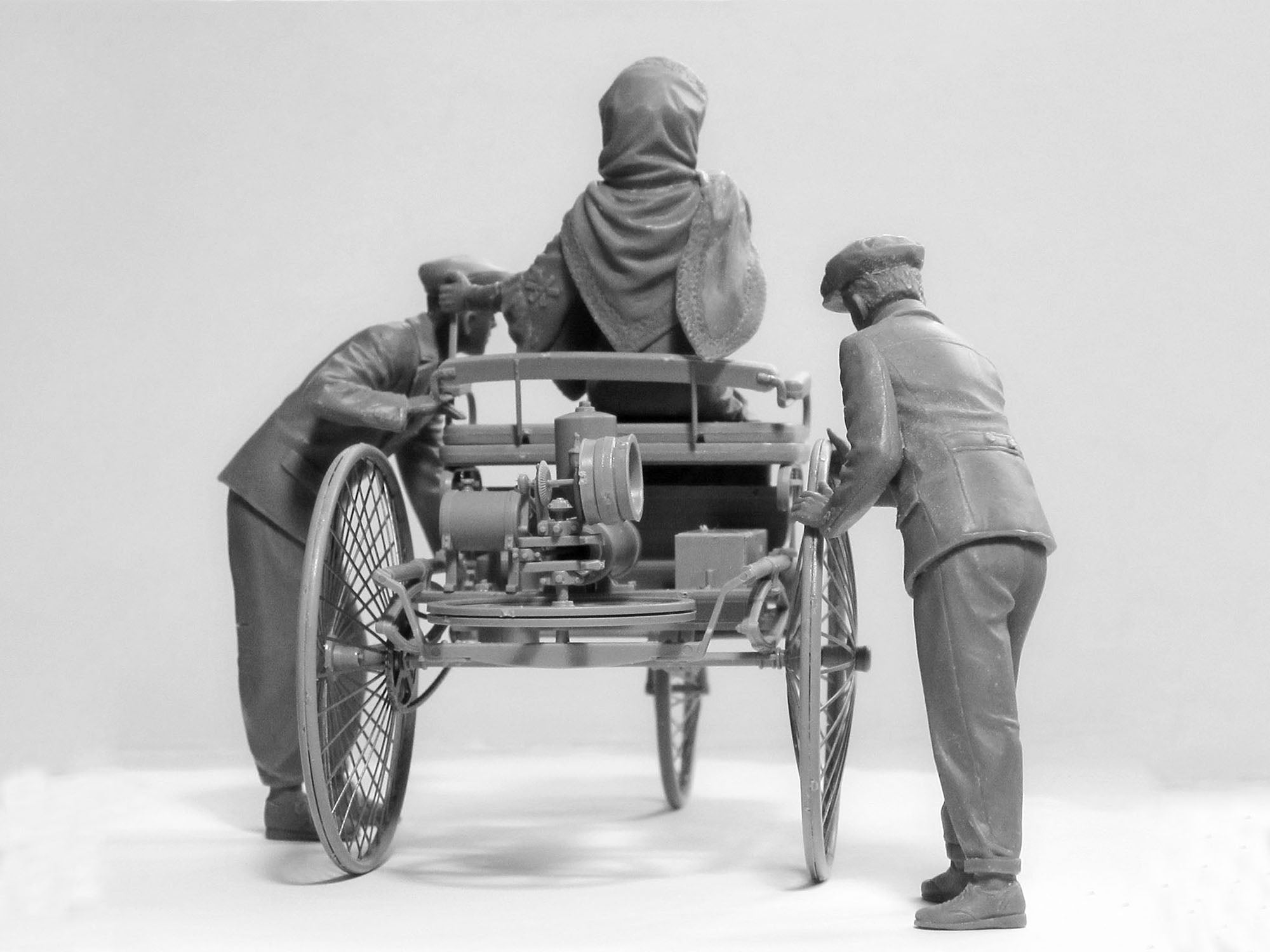 ICM 24041 car plastic models kit Scale 1:24 Patent-Motorwagen 1886+Scale figures