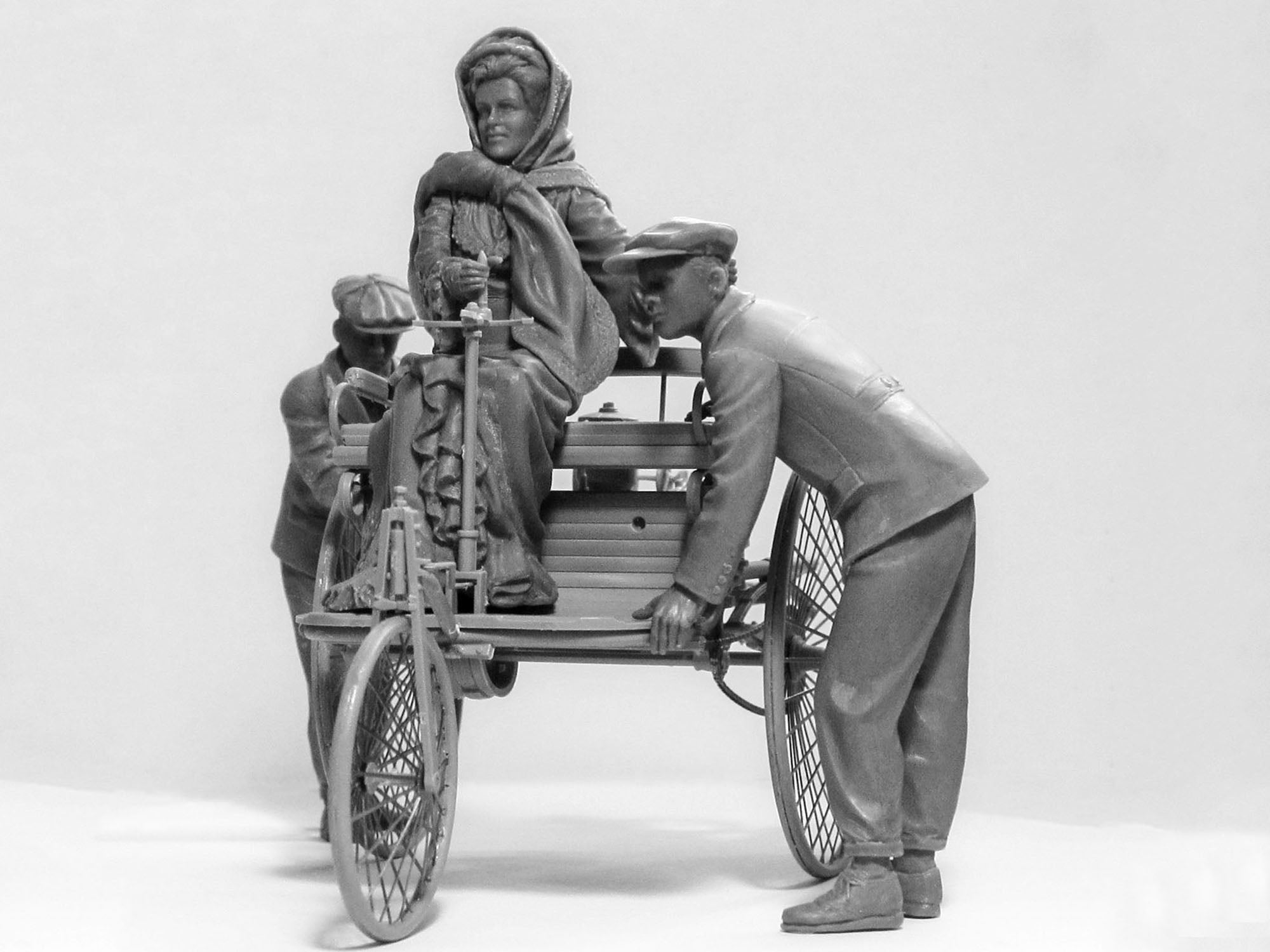 ICM 24041 car plastic models kit Scale 1:24 Patent-Motorwagen 1886+Scale figures