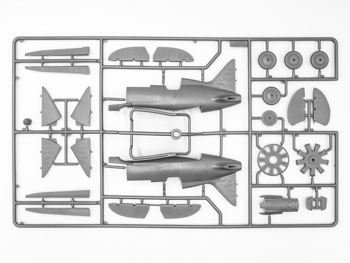 ICM 32004 Plastic model aircraft kit Scale 1:32 I-16 type 10 WWII Soviet Fighter