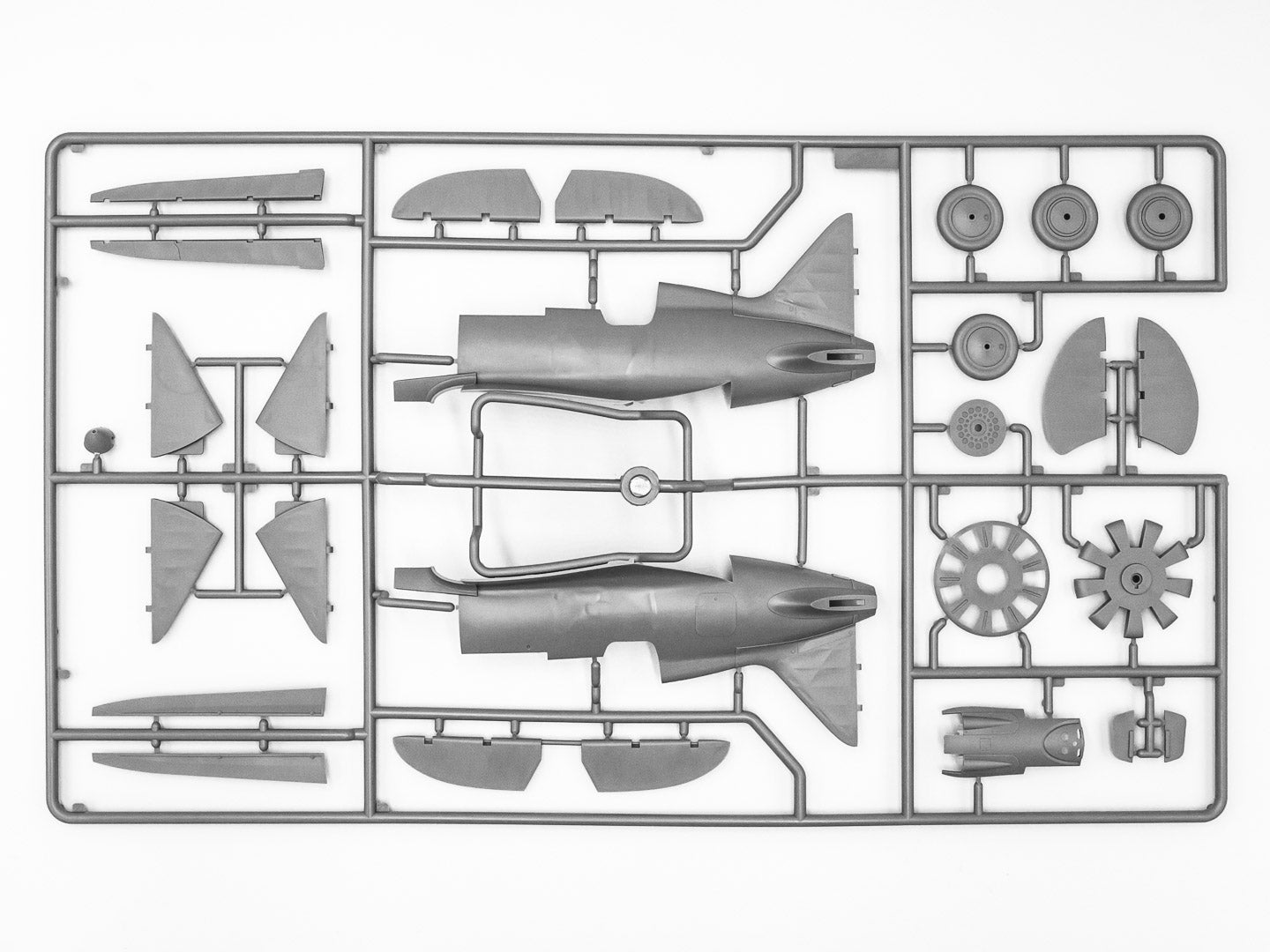 ICM 32004 Plastic model aircraft kit Scale 1:32 I-16 type 10 WWII Soviet Fighter