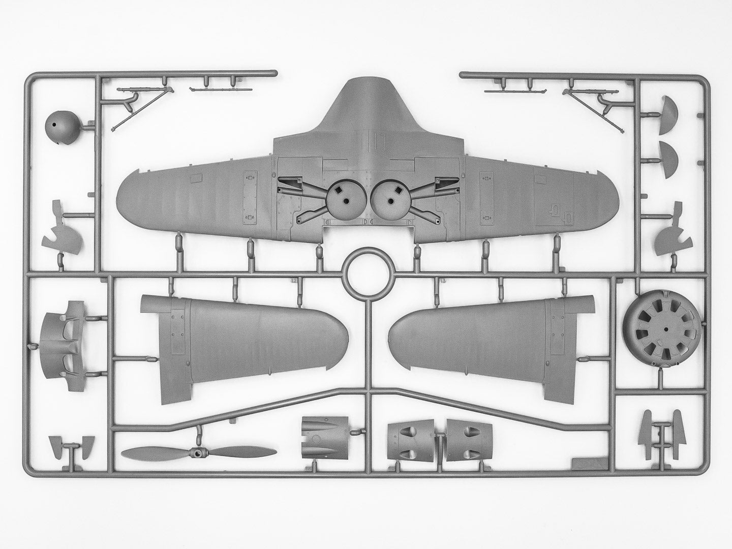 ICM 32007 Plastic model kit Scale 1:32 I-16 type 24 with Soviet Pilots 1939-1942