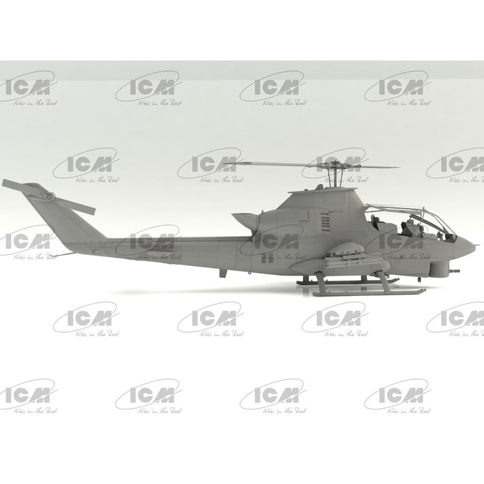 ICM 32062 Plastic model kit Scale 1:32 AH-1G Vietnam War US Helicopter Pilots