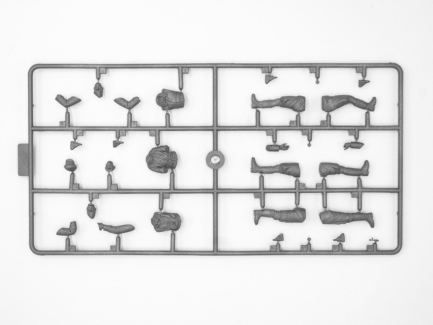 ICM32101 Plastic model kit Scale 1:32 German Luftwaffe Pilots 1939-1945 kit model