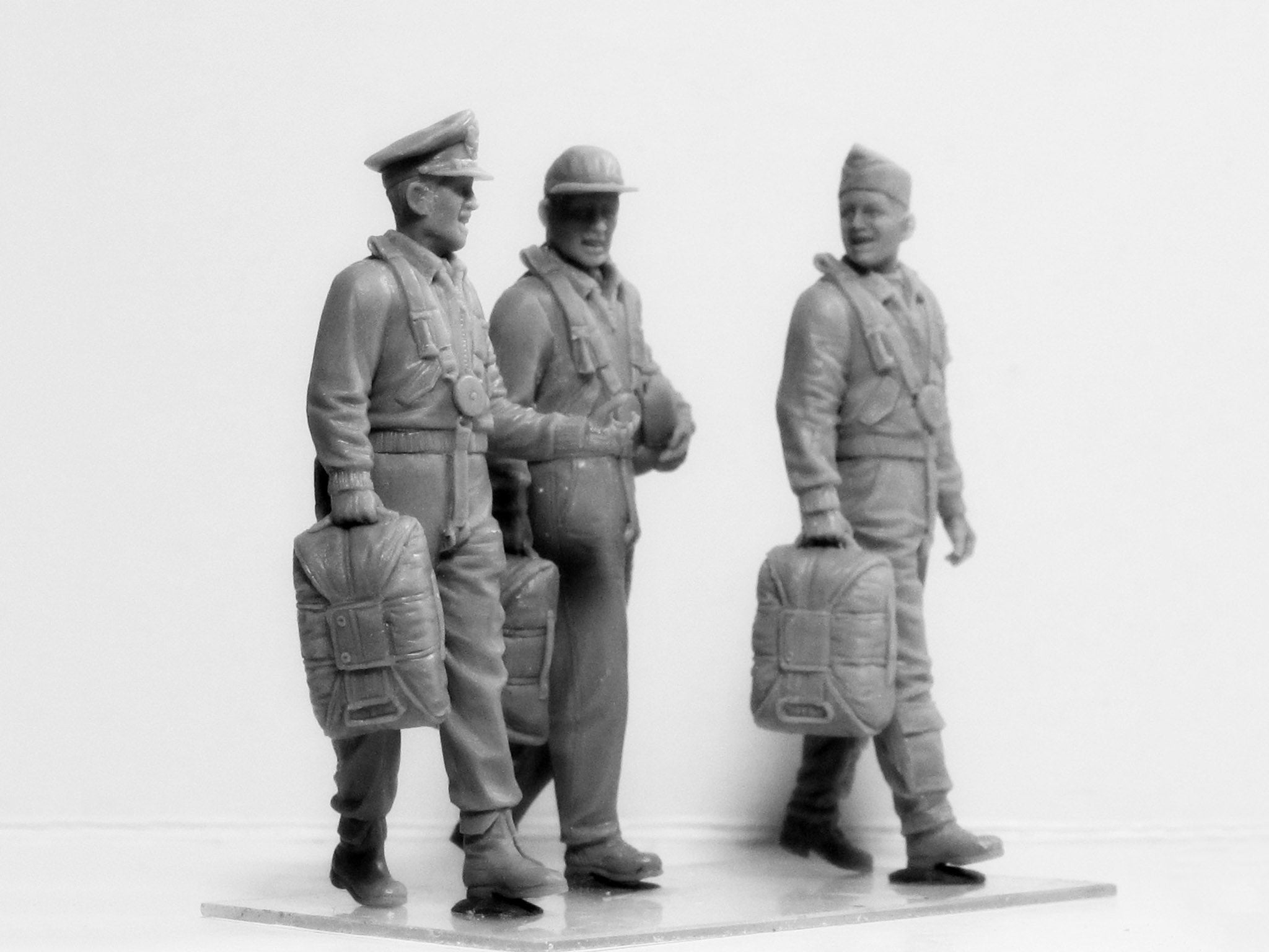 ICM 32104 Plastic model kit Scale 1:32 USAAF Pilots (1941-1945) (3 figures)