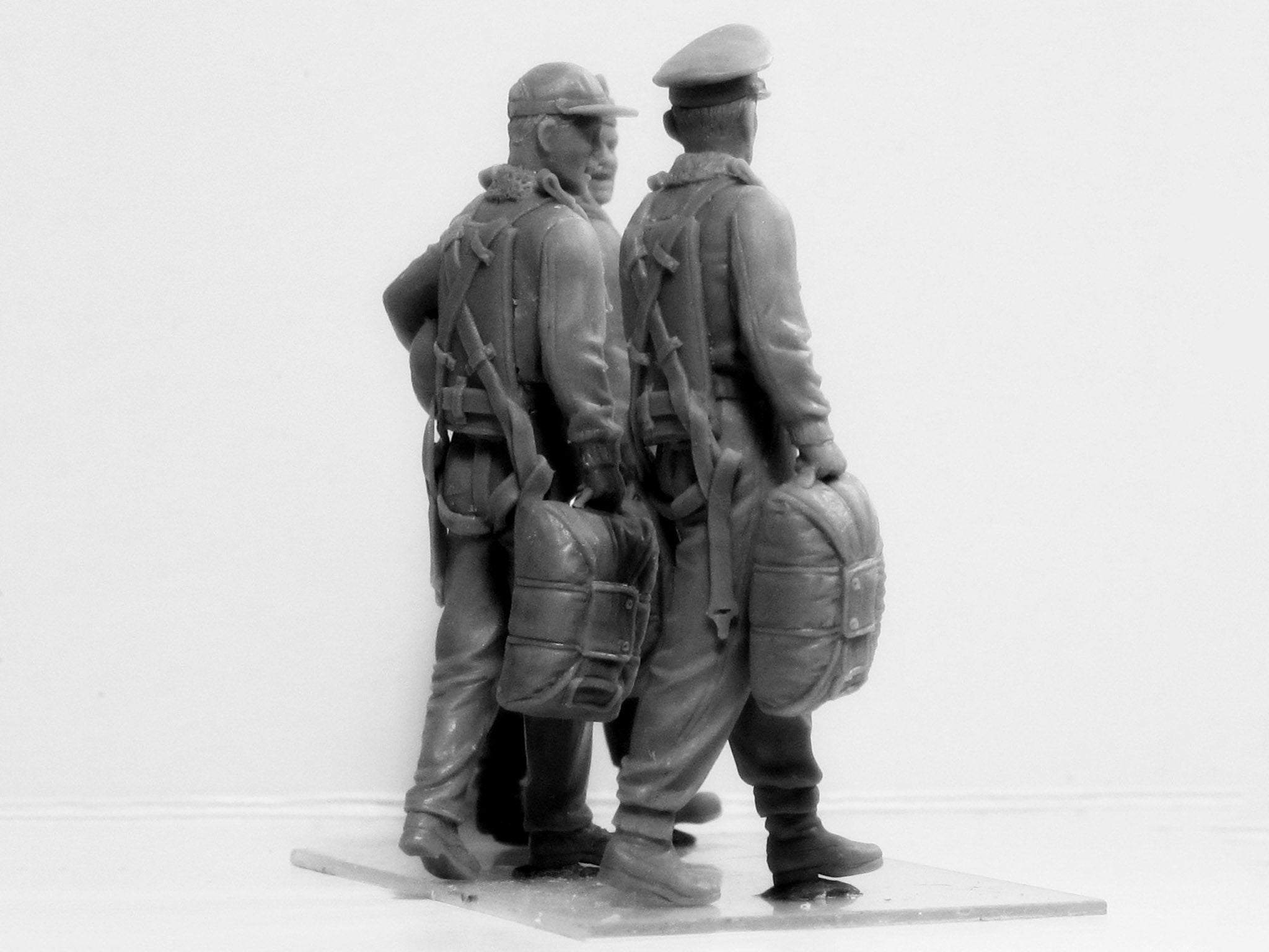 ICM 32104 Plastic model kit Scale 1:32 USAAF Pilots (1941-1945) (3 figures)