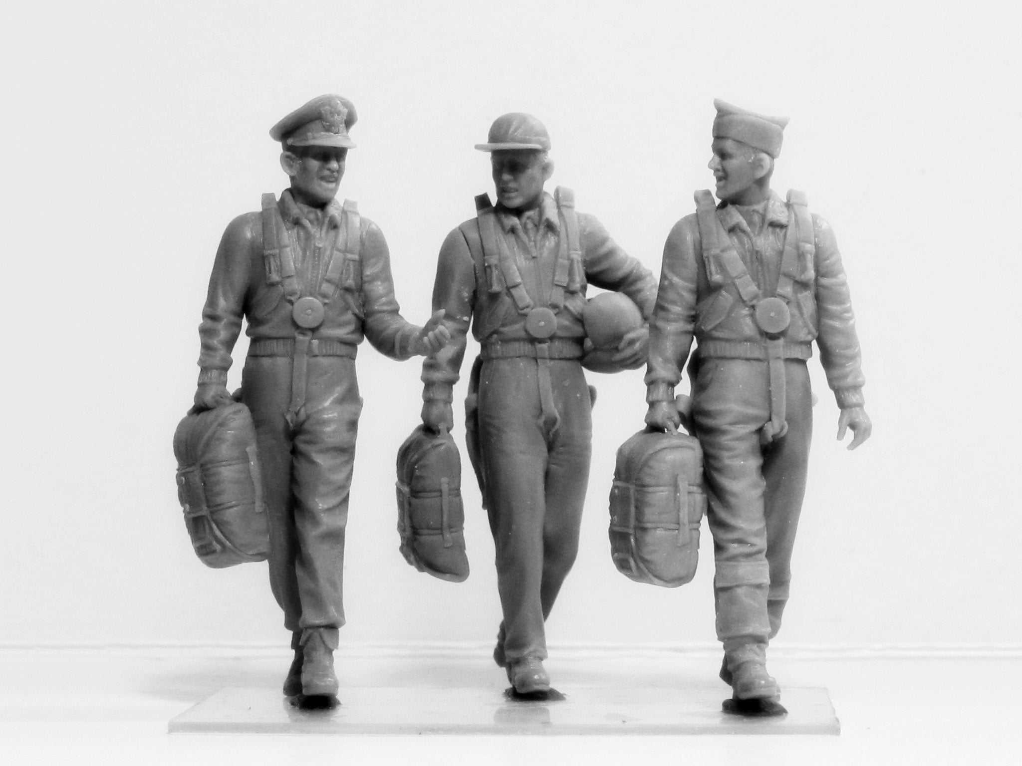 ICM 32104 Plastic model kit Scale 1:32 USAAF Pilots (1941-1945) (3 figures)