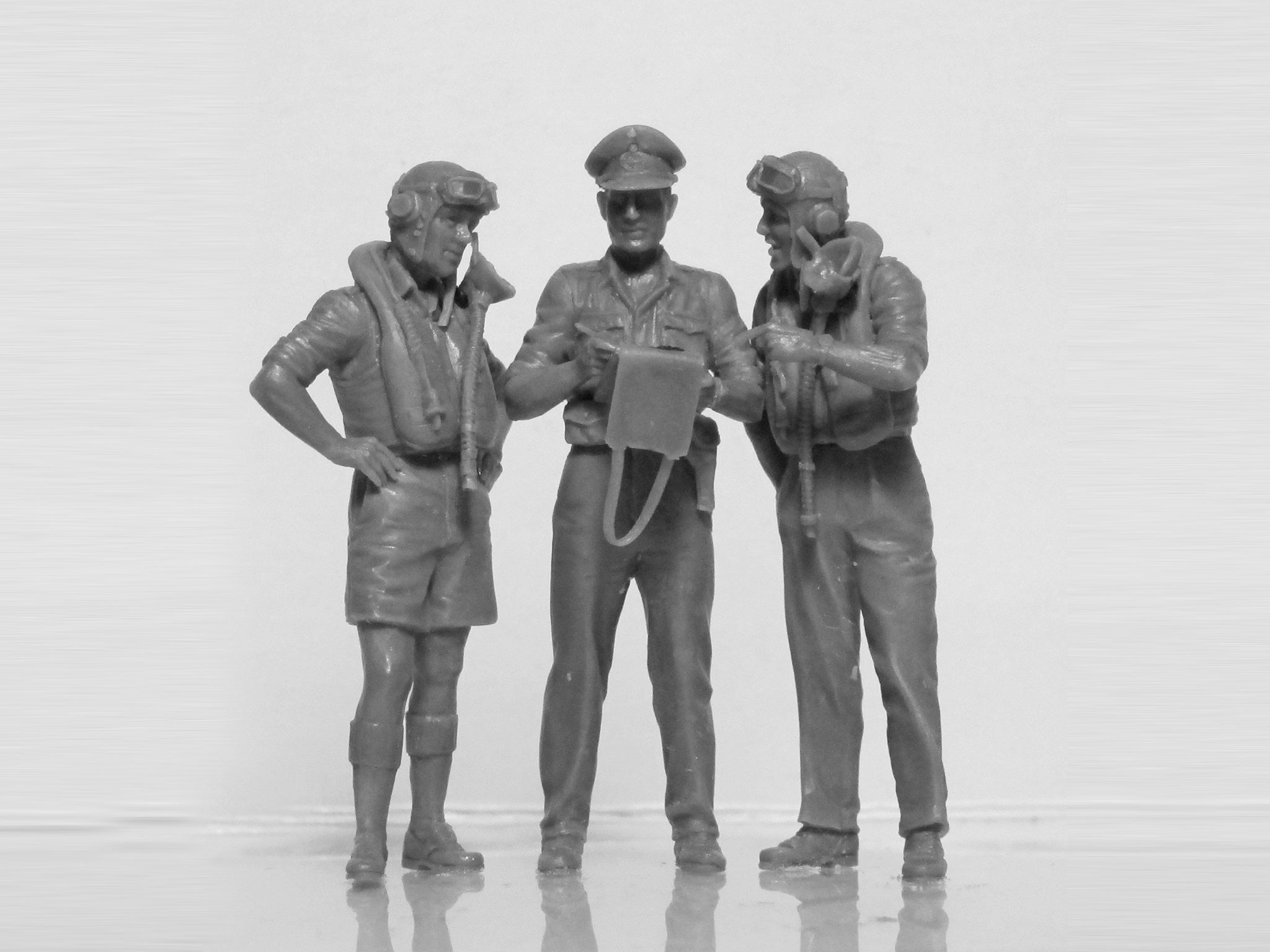 ICM 32106 model kit 1:32 British Pilots in tropical uniform (1939-1943) 3figures