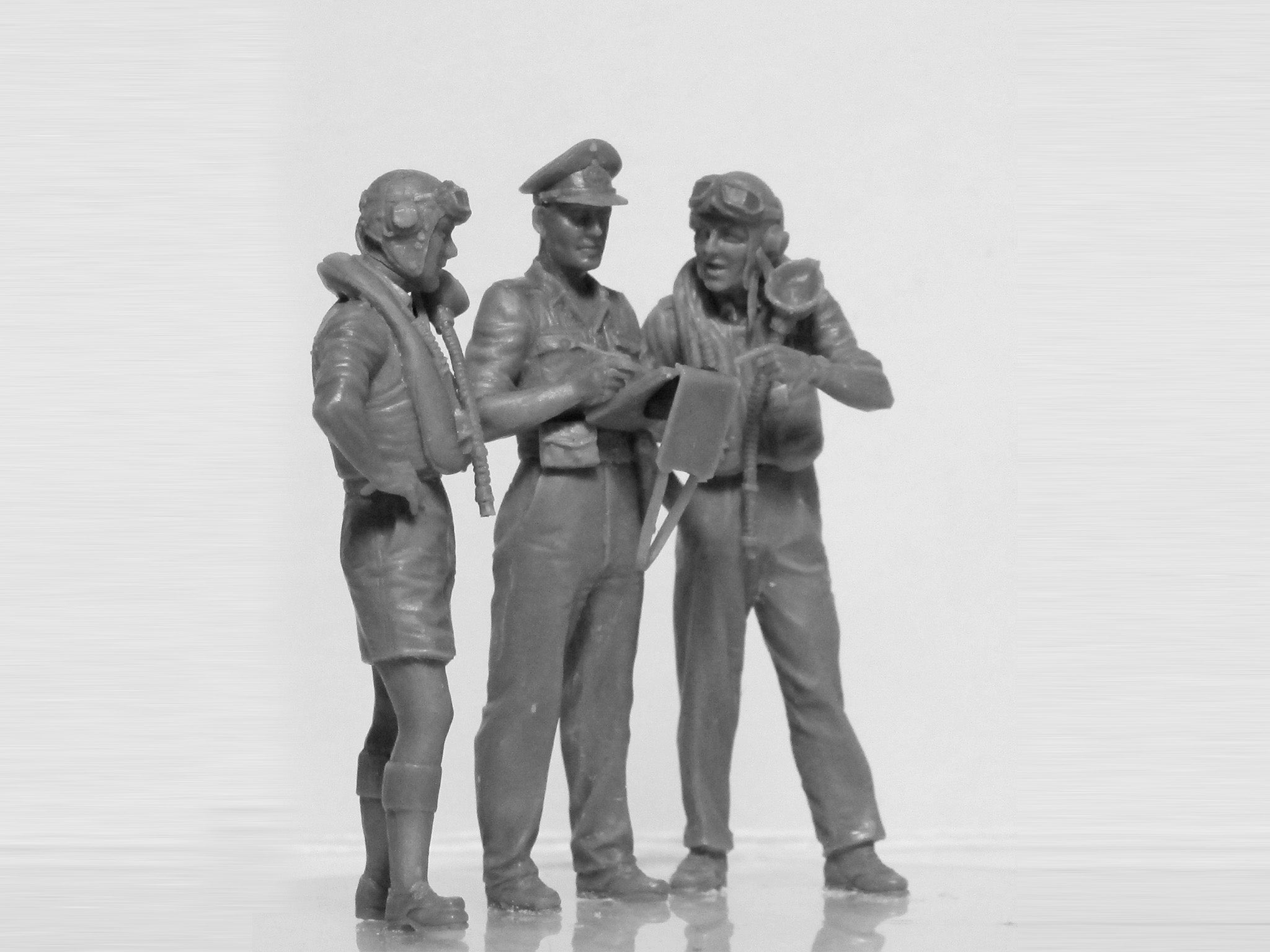 ICM 32106 model kit 1:32 British Pilots in tropical uniform (1939-1943) 3figures