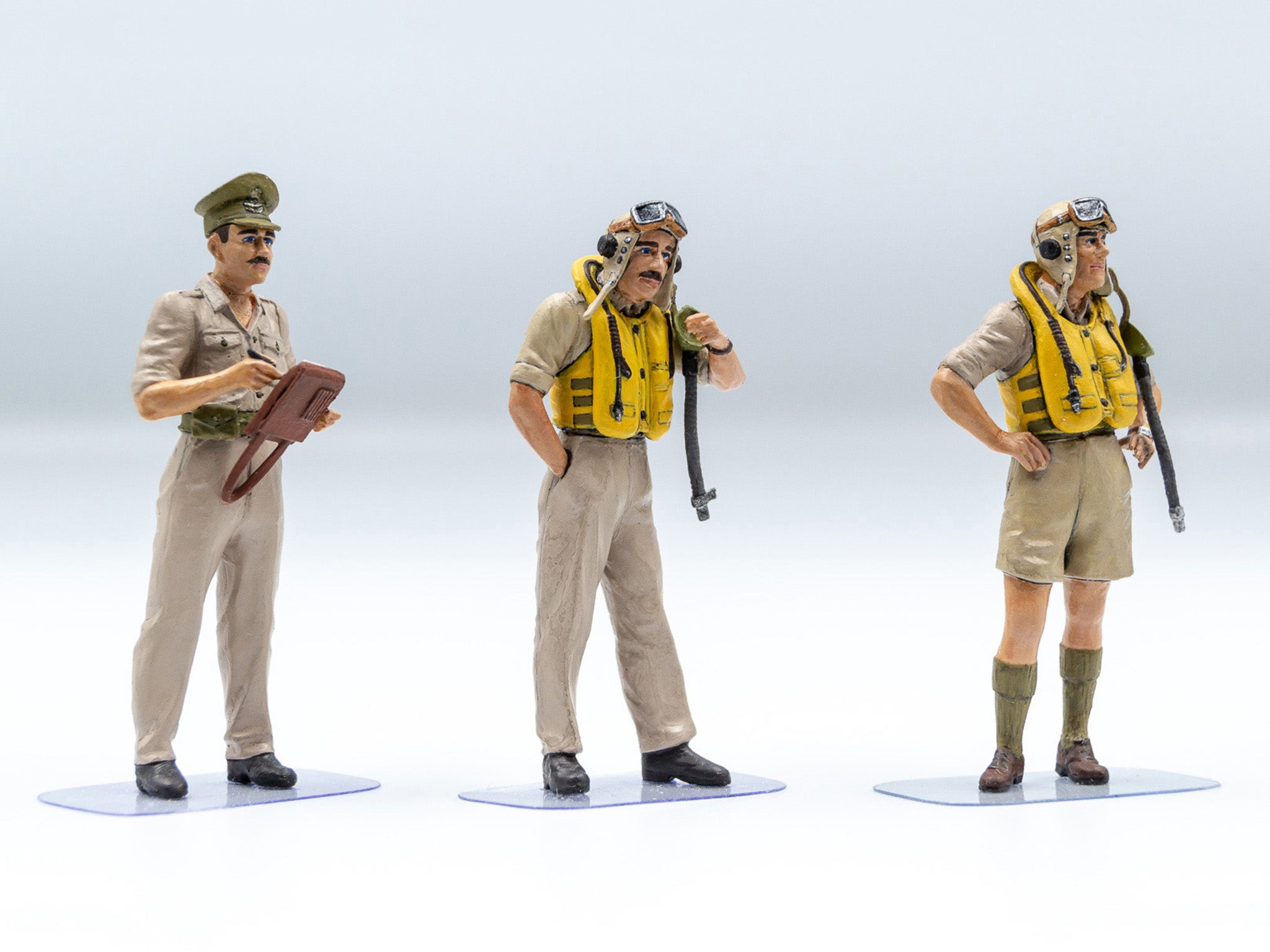 ICM 32106 model kit 1:32 British Pilots in tropical uniform (1939-1943) 3figures