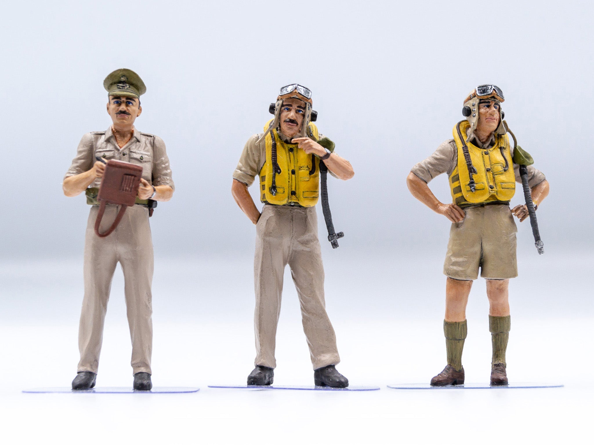 ICM 32106 model kit 1:32 British Pilots in tropical uniform (1939-1943) 3figures