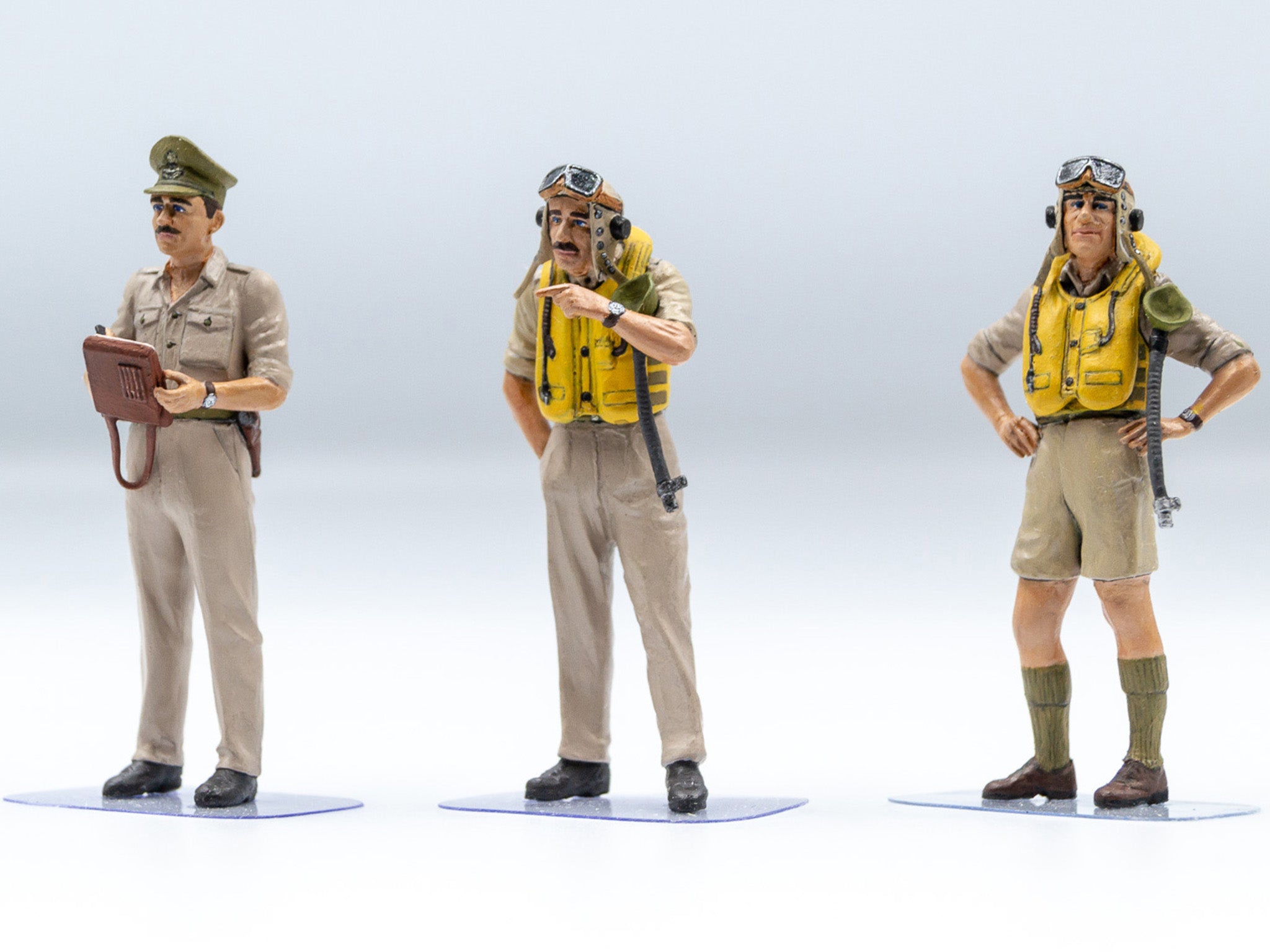 ICM 32106 model kit 1:32 British Pilots in tropical uniform (1939-1943) 3figures