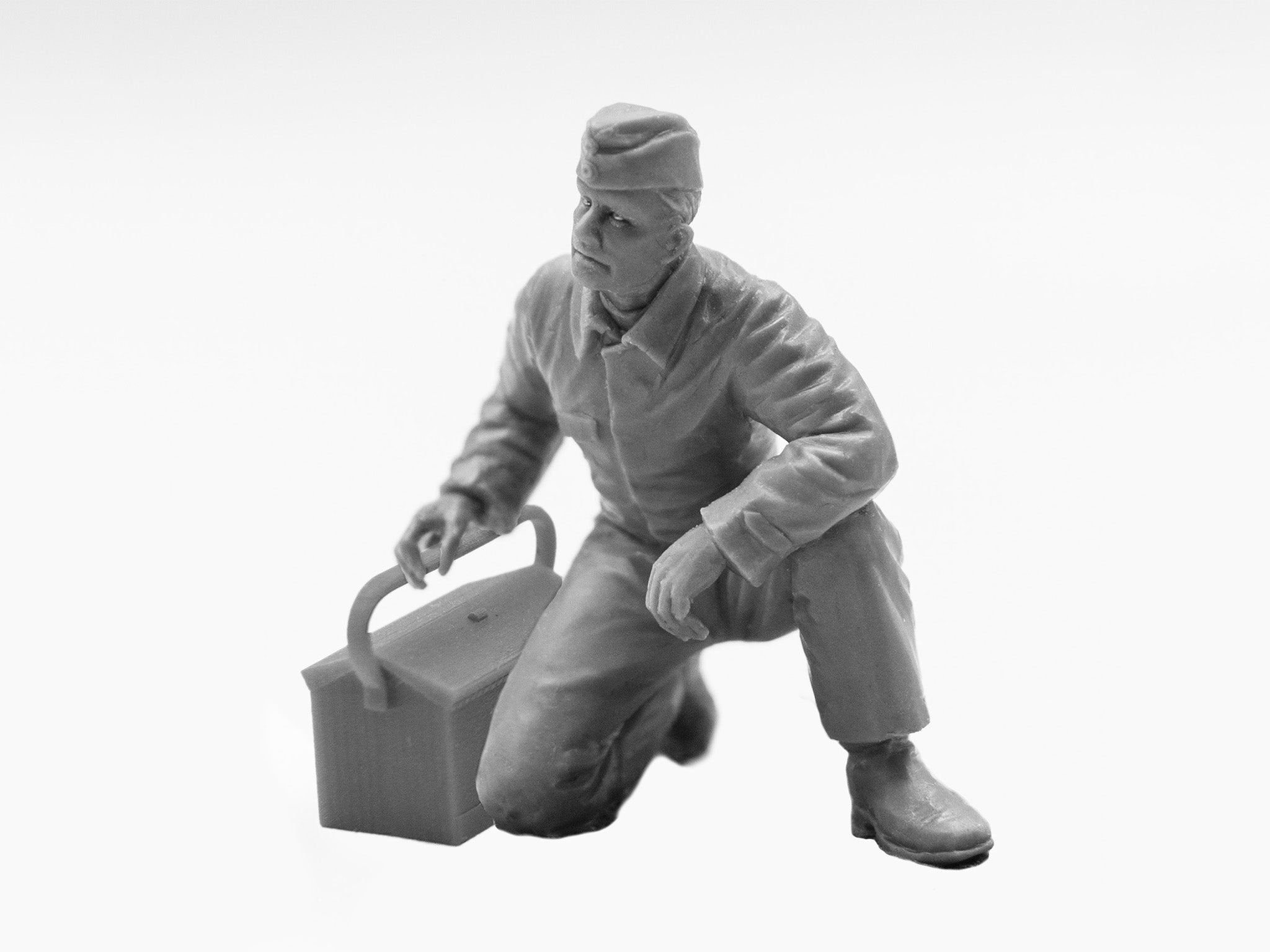 ICM 32109 model kit 1:32 German Luftwaffe Ground Personnel (1939-1945) 3 figures