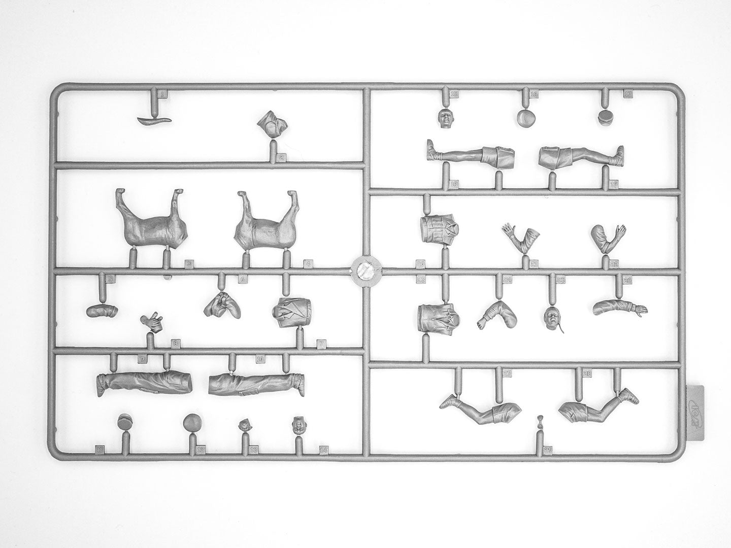 ICM 32110 Plastic model kit 1:32 Italian Pilots in Tropical Uniform (1939-1943)