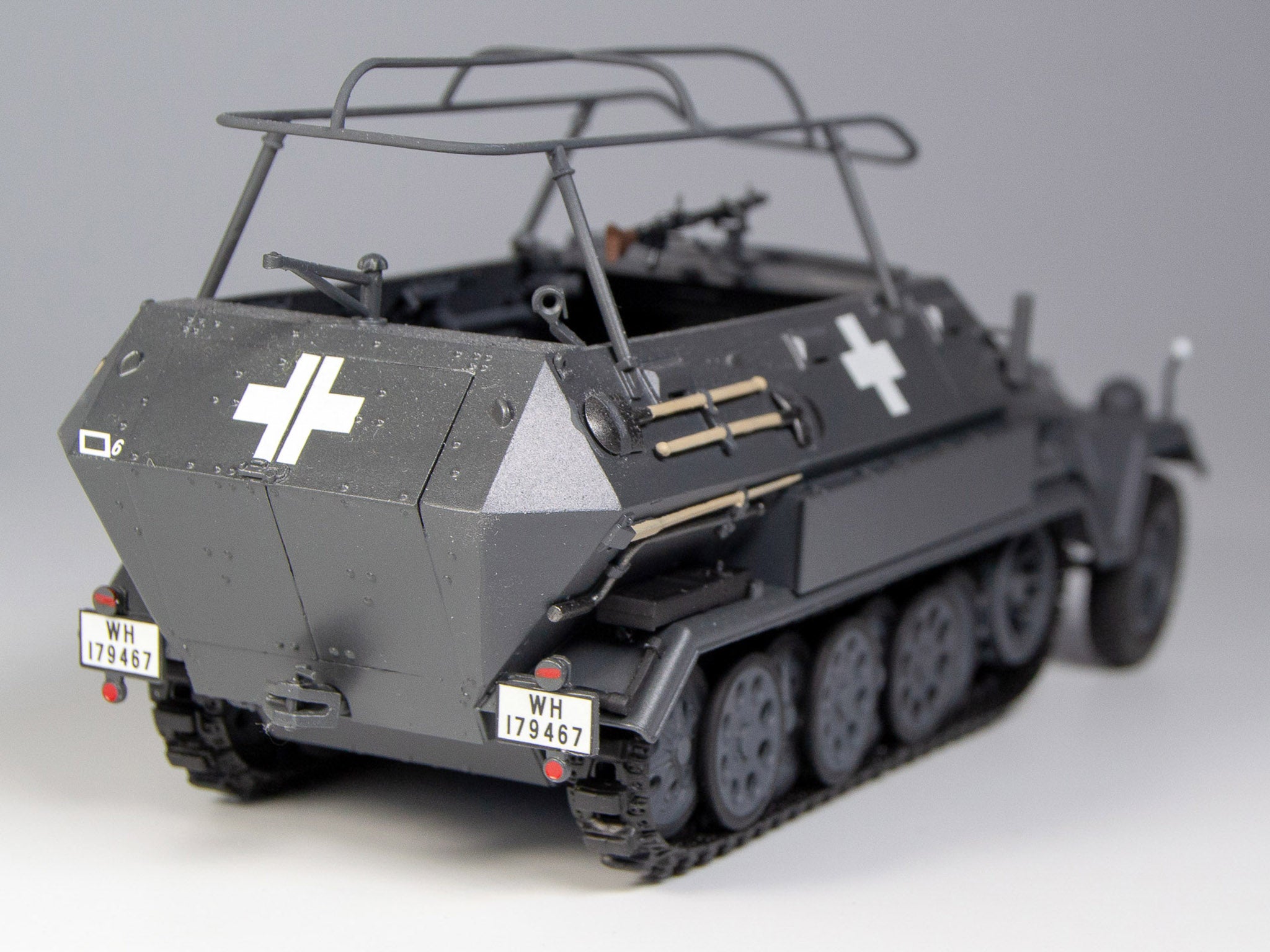 ICM 35102 Scale model kit 1:35 Sd.Kfz.251/6 Ausf.A, WWII German Armoured Command