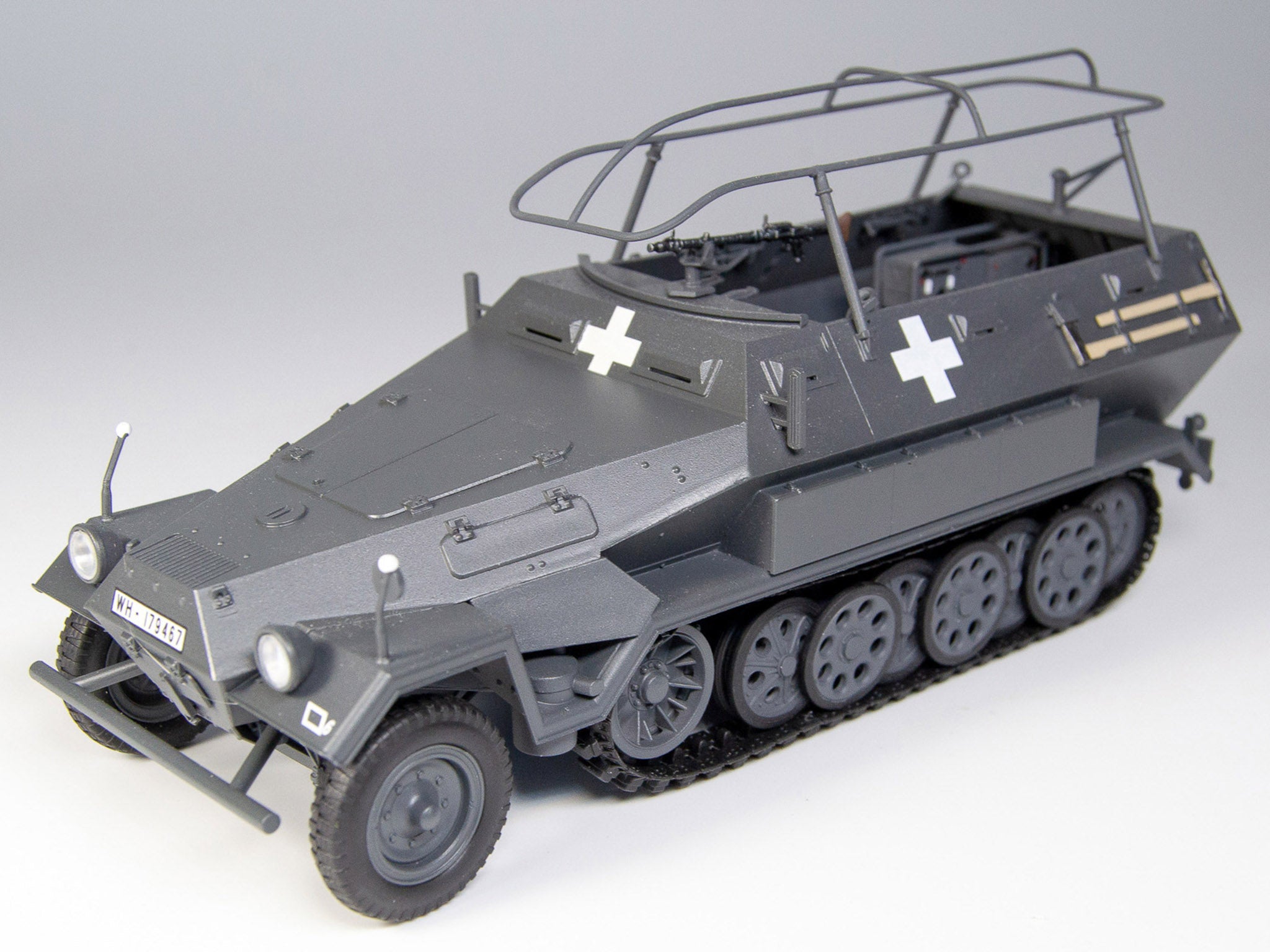 ICM 35102 Scale model kit 1:35 Sd.Kfz.251/6 Ausf.A, WWII German Armoured Command