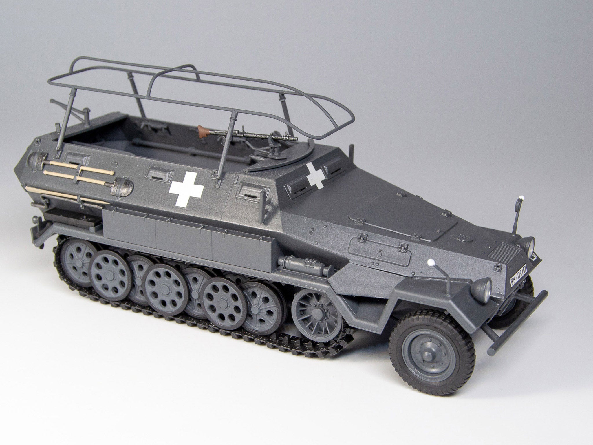 ICM 35102 Scale model kit 1:35 Sd.Kfz.251/6 Ausf.A, WWII German Armoured Command