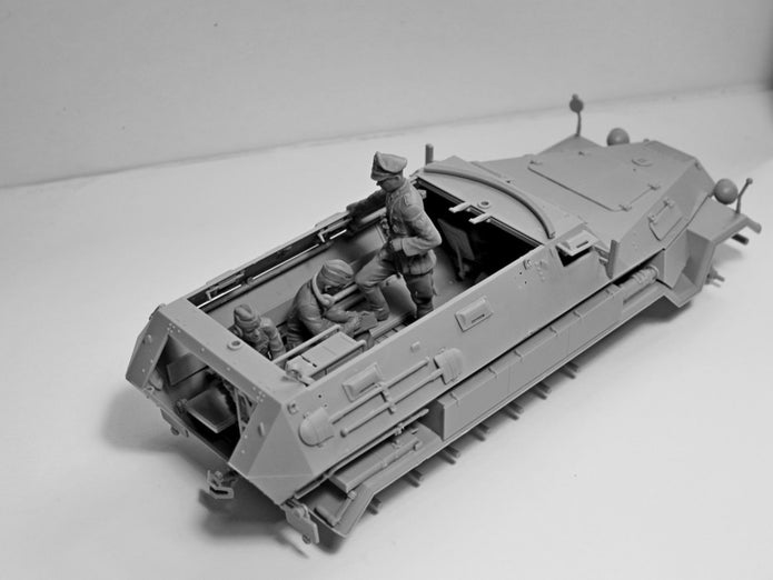 ICM 35104 Plastic model 1:35 Sd.Kfz.251/6 Ausf.A (with crew) model plastic kits