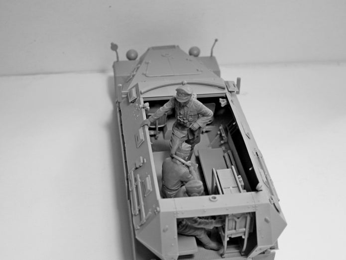 ICM 35104 Plastic model 1:35 Sd.Kfz.251/6 Ausf.A (with crew) model plastic kits