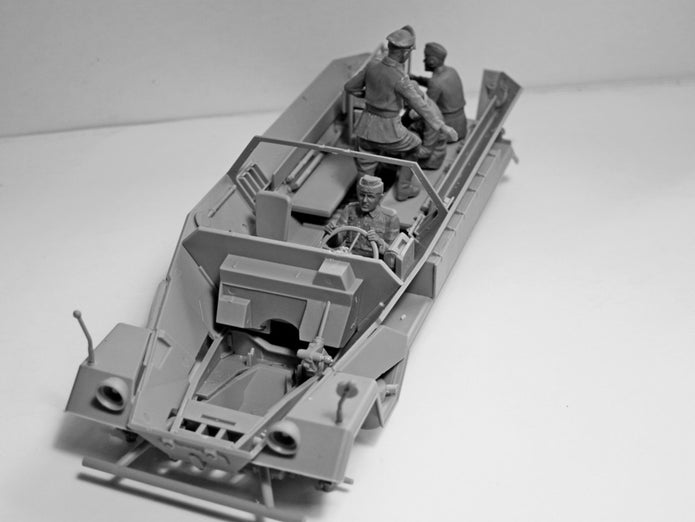 ICM 35104 Plastic model 1:35 Sd.Kfz.251/6 Ausf.A (with crew) model plastic kits