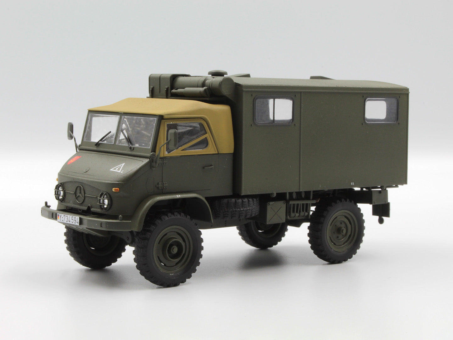 ICM 35136 Plastic model truck Scale 1:35 Unimog S 404 with box body kits models