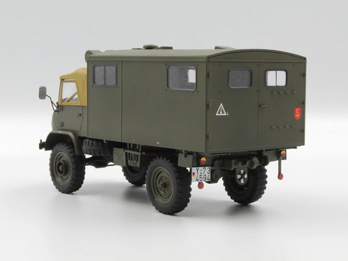 ICM 35136 Plastic model truck Scale 1:35 Unimog S 404 with box body kits models