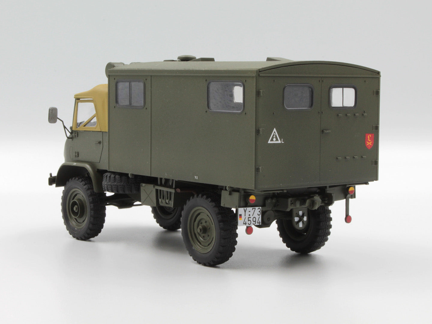 ICM 35136 Plastic model truck Scale 1:35 Unimog S 404 with box body kits models